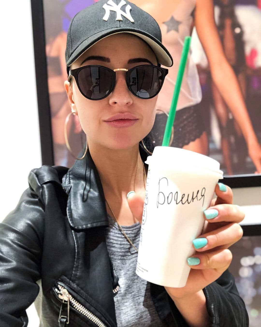 ヤナ・イグリアンのインスタグラム：「Я скажу вам честно: меня зовут Яна, и я - кофеман. Не могу спокойно пройти мимо этого напитка - обязательно напьюсь😅 ⠀ При этом почти каждому, думаю, известно, что кофе сильно влияет на нашу зубную эмаль: он делает её гораздо темнее. ⠀ И что же теперь, "завязать" с любимым напитком или попрощаться с белыми зубами?! Я всё-таки планирую усидеть на обоих стульях, так что...😏 ⠀ Существует масса средств для отбеливания зубов, которые не вредят эмали! Например хорошая паста, я кстати пользуюсь только Colgate👌🏽 ⠀ С ней можно пить любимый кофе, сколько душе угодно☕🤤 ⠀ Кстати, есть у меня тут кофеманы?😏 Какой зубной пастой спасаете эмаль?)」