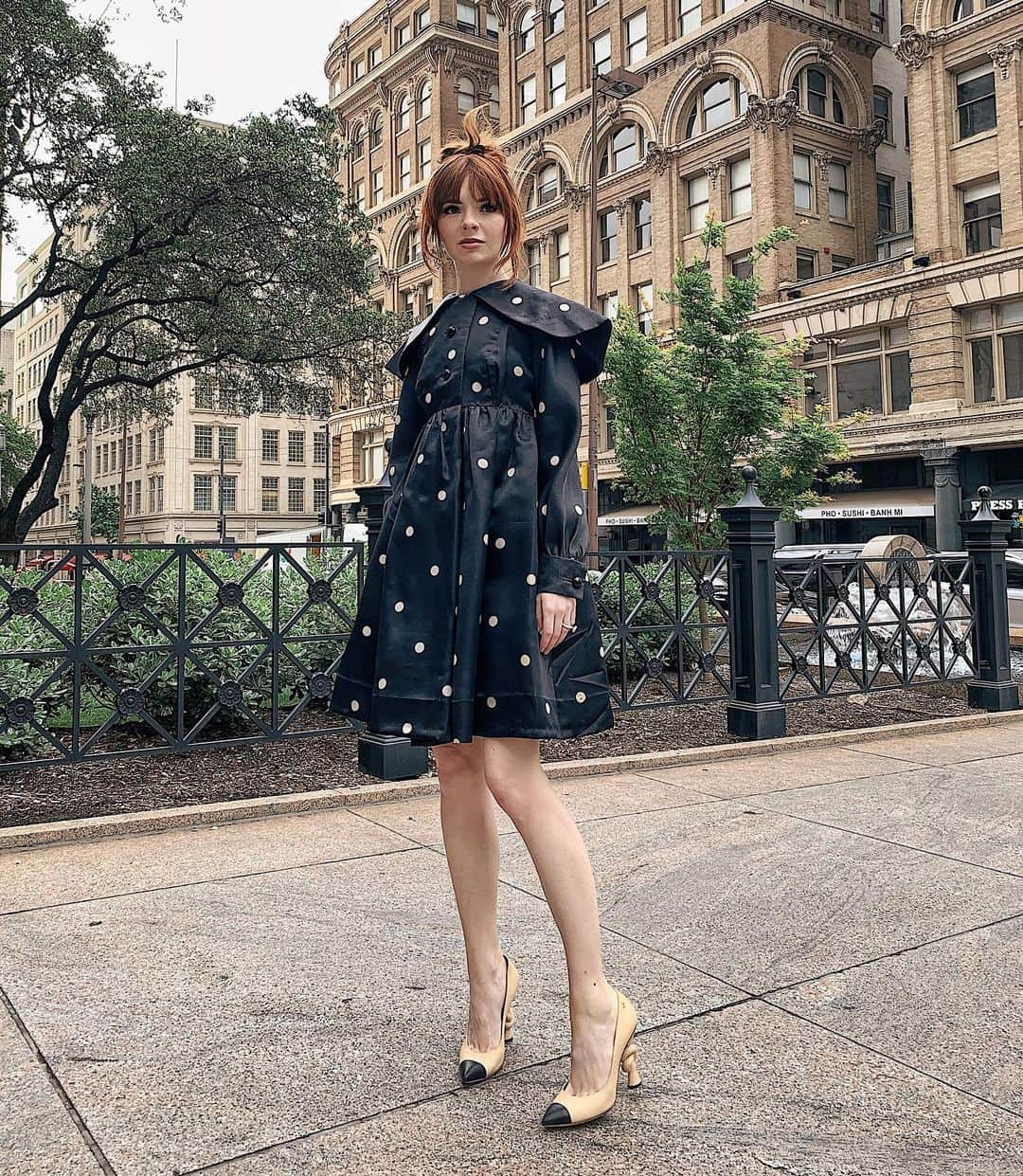 ジェーン・アルドリッジのインスタグラム：「Sixties dream dress by @geoffrey_beene_foundation from my sweet friends at @desertvintage 🖤🖤🖤 seriously all of my dreams come to life in the form of a dress! With @chanelofficial shoes from their Dallas show here a few years back.」