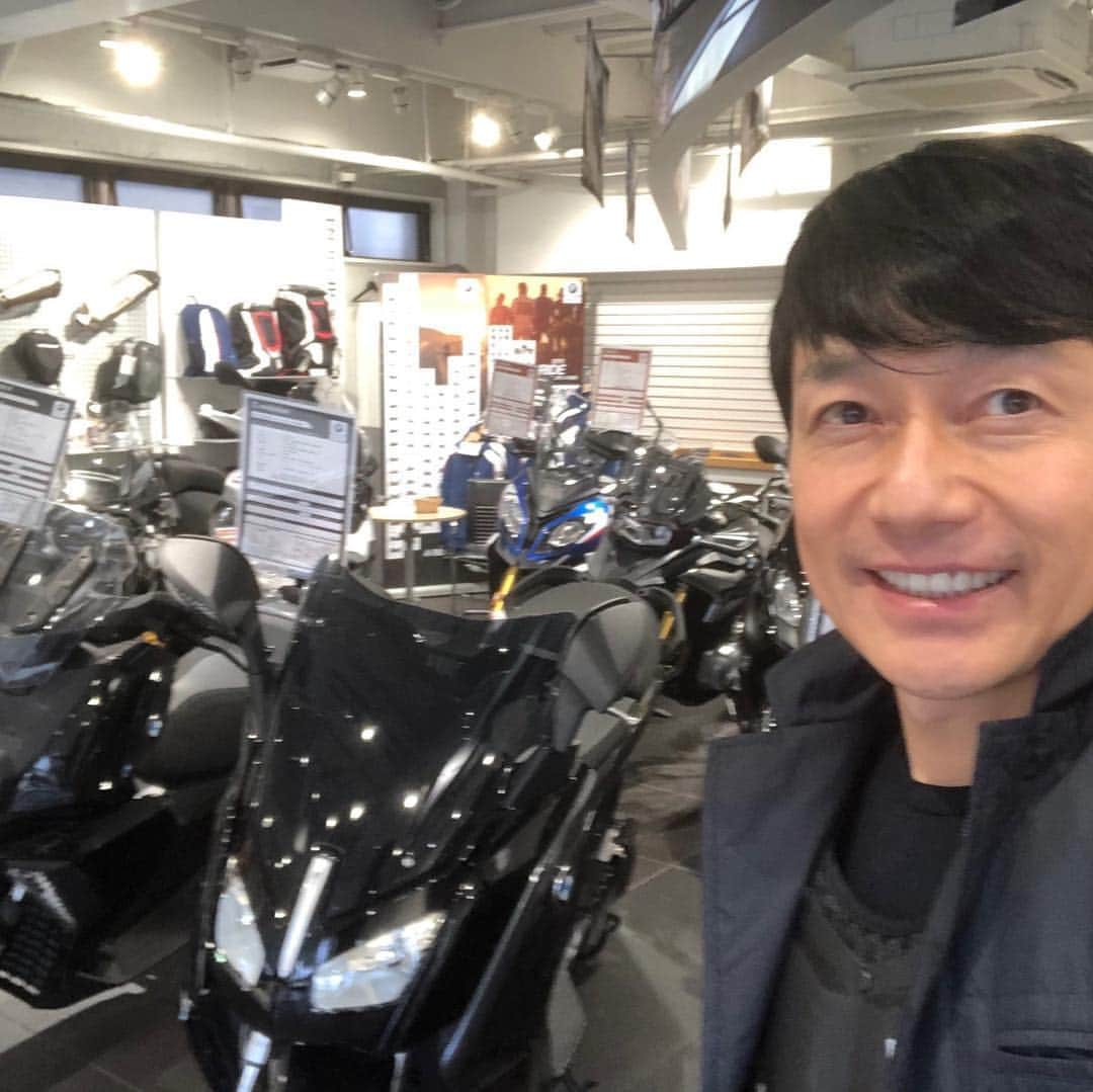 熊谷正寿さんのインスタグラム写真 - (熊谷正寿Instagram)「そして2台目のバイクが本日納車！  BMW　R1000SS　これも１台目と同じくミッション・インポッシブル仕様ｗ  2015年公開のMI５／ローグ・ネイションのさまざまなアクションシーンで登場したやつです。  当時のパーツを集め、色も塗り替えました。ヲタク！！ｗｗｗ  その後、40年ぶりの公道走行（16歳の頃ギア仕様の原付きに乗ってた）を２時間ほど。バイク屋さんに立寄り、暫しバイク談義。  楽しい時間でした。いやぁ本日はストレス解消になったー！  #bmw #s1000rr #bike」4月30日 0時29分 - masatoshi_kumagai