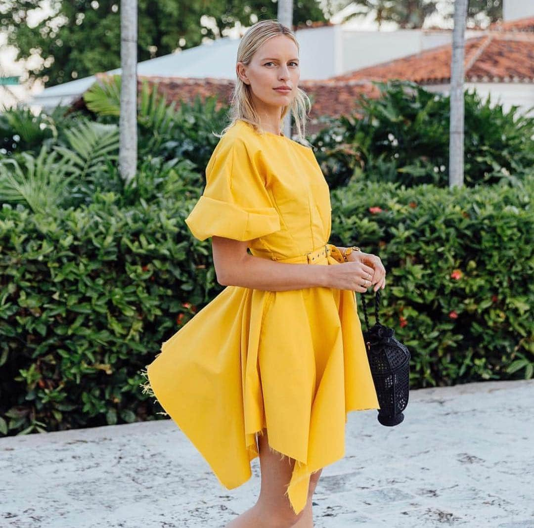 Marques Almeidaさんのインスタグラム写真 - (Marques AlmeidaInstagram)「The beautiful @karolinakurkova looking incredible in our Resort 19 dress 😍💛 Shop via the link in our in our bio」4月30日 0時31分 - marques_almeida