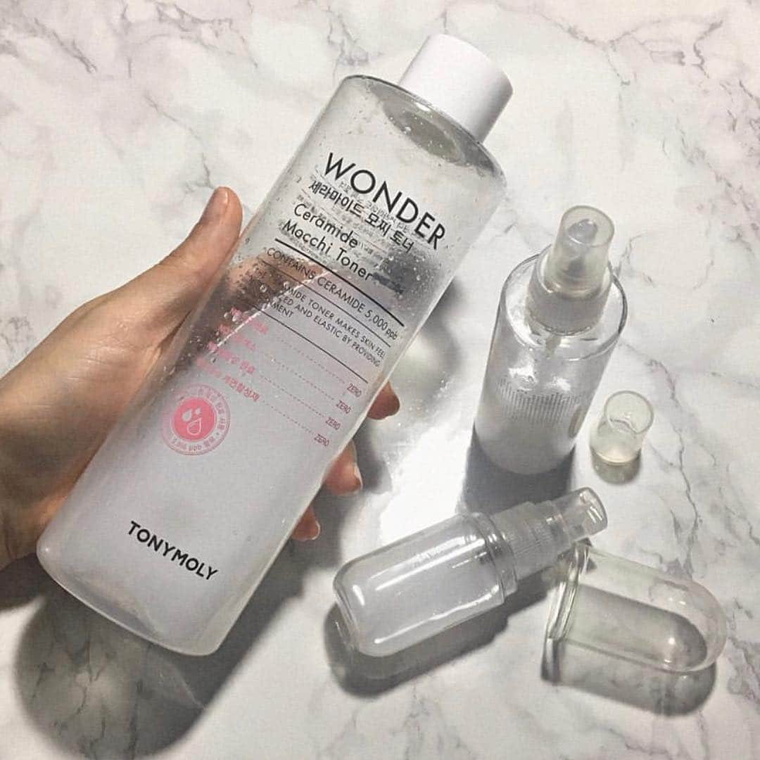 TONYMOLY USA Officialさんのインスタグラム写真 - (TONYMOLY USA OfficialInstagram)「A multi-use, value-sized toner that works wonders? Meet our Wonder Ceramide Mocchi Toner, a hydrating, skin-repairing toner that nourishes weak, dry skin with a hydrating viscous texture so skin looks and feels stronger and healthier!! Quick tip, put aside some toner into an empty mist bottle, keep it at work and mist throughout the day as needed for continued hydration✨💧💕#xoxoTM #TONYMOLYnMe // 📸:@_makeup.jjung」4月30日 0時33分 - tonymoly.us_official
