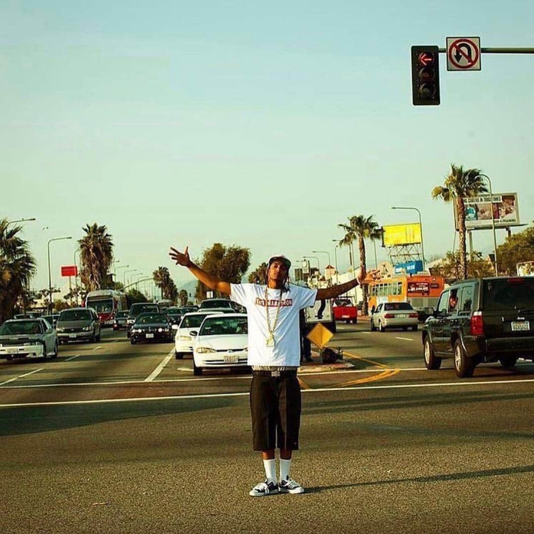 ゲームのインスタグラム：「Yup, right here... LA. Everything you are, all you stood for.. your constant push for greatness, elevation, success & love for the neighborhood in which you dedicated your life to will forever serve as the foundation in which new dreams are built on. I look at this picture & I see a King... a man whose sole purpose was to uplift, share knowledge, encourage & stimulate the minds of the youth as well as any adult who wanted to better themselves. Restore not only black excellence but humanity. I always wondered why you could always see the light in every situation... why there was always resolve & restoration in your voice & strength in your words... it was because your purpose here was God sent. My grandmother used to always tell me, he send his best soldiers to get things done down here & that he makes no mistakes & as I get older, that amongst other things become more clear to me as the days grow. We’re all down here on this sometimes short ride called life to live, love & serve as children under God with individual purpose. Some can feel & understand theirs sooner than most & others live consciously without ever finding theirs so they think. It is at the end of life where who we were & the magnitude of our impact while here is measured..... Yours is legendary. The energy is powerful & people far & near feel it & see it for everything it is. You CHANGED THE WORLD Nip & even if nobody else knew or understood the importance of who you were while you were here, the kid in the backseat of the black Jeep in this picture did. #TheMarathonContinues 🏁 #OneNipPostADayTiliFadeAway」