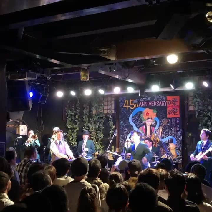 在日ファンクのインスタグラム：「磔磔45周年ライブ来てくれたみなさん、どうもありがとう！ エマさんとのセッション本当楽しかった〜！アイズレーブラザーズ『Love the one you're with』をエマさんとともに。またROKKO SUN MUSICフェスにも行くので是非来てヒミナッ！  #磔磔 #45周年 #エマーソン北村 #isleybrothers #lovetheoneyourewith」