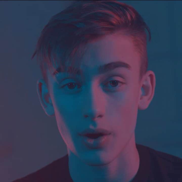 ジョニー・オーランドのインスタグラム：「#SleepRemix song & video out now! shoutout to @banxnranx for killing this! link in stories🖤」