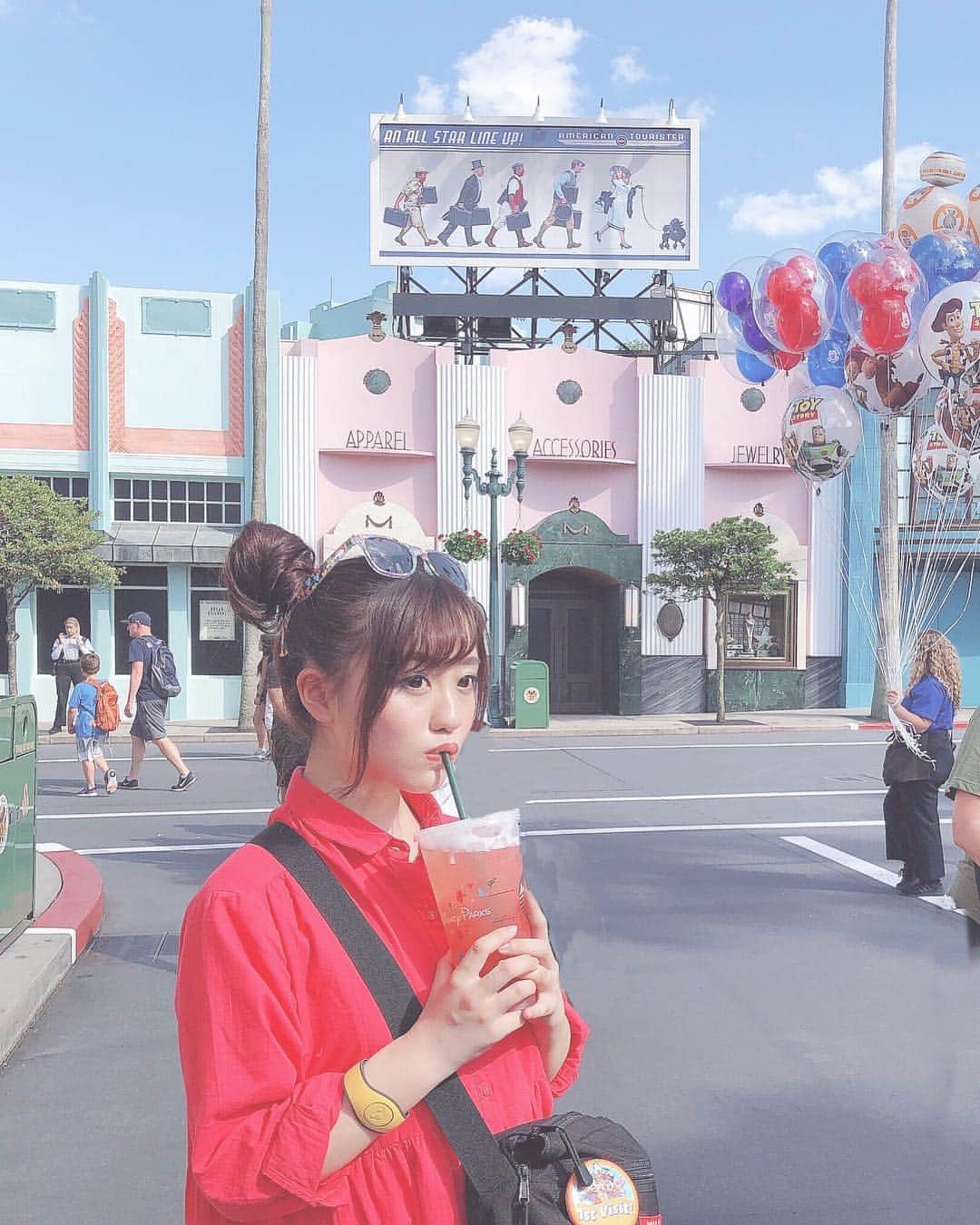 河村友歌のインスタグラム：「右奥に写ってるあの大量の風船、持たせてくれたの！(2枚目みて！) 風船のお姉さんありがとうすぎる🎈💗 #hollywoodstudios #wdw #disneyworld #disneyworld #disney  #ウォルトディズニーワールド #ディズニー #ディズニーワールド #ディズニーランド #ハリウッドスタジオ #フロリダ #オーランド  #ディズニーコーデ #あざとむらゆか」