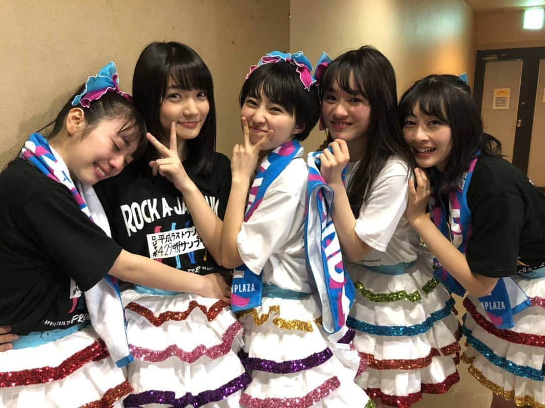 ロッカジャポニカのインスタグラム：「昨日になっちゃった😭  ROCK  A JAPONICA FRONTIER LIVE 〜中野サンプラザ  平成最後のアイドルコンサート〜  間違いなく平成で最the高で忘れられない日になりました。  5人のロッカジャポニカ精神を胸に この先、3人でつき進んで行きます。  本当にたくさんの応援をありがとうございました🙇‍♀️ 先ほど発表されましたが、3人での再出発する前に 2019年5月24日、渋谷ストリームホールで開催される『ライブスタイルダンジョン』にソロで出演することになりました。  寂しくない!全然寂しくない!… うそ(><)ちょっとさびしい( .. ) こちらも応援どうぞよろしくお願いします！ また明日ブログ書きます！ みんなのお手紙読んでから寝るね☺︎ おやすみぃちゃん😌💤💫💕 #31ch #みぃ #ロジャポ #ロッカジャポニカ #中野へGO #内山あみ #内藤るな #椎名るか #高井千帆 #平瀬美里」