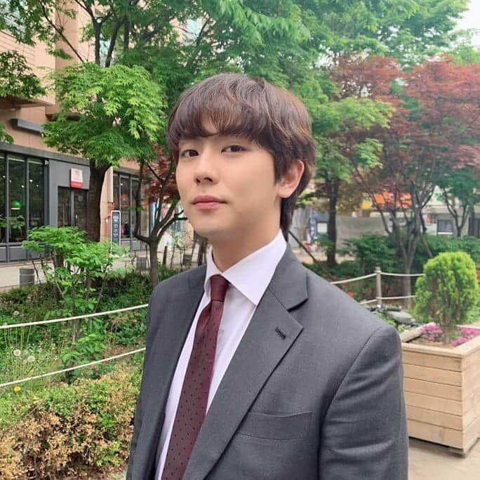 アン・ウヨンのインスタグラム：「오늘 더뱅커 촬영을 마쳤습니다. 마지막까지 배려해주신 모든 분들께 감사드립니다. 더뱅커를 통해서 연기뿐 아니라 마음적으로도 많이 성장한거 같아요^^ 정말 감사하구요, 더뱅커 마지막까지 많은시청 부탁드립니다^-^」
