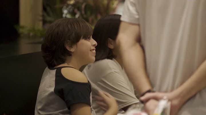 アレッサンドロ・ローザ・ヴィエイラのインスタグラム：「VÍDEO - A Linha Max da @penaltybr é a escolha de quem quer alcançar um Futsal Nível Max e ponto. Por isso, eu e a melhor jogadora do mundo @amandinhafutsal10 fomos até uma loja. A reação da galera foi incrível. Confira!  #Futsal #Penalty #LinhaMaxPenalty #PenaltyMax500 #LigaoMelhorDoEsporte #F12」