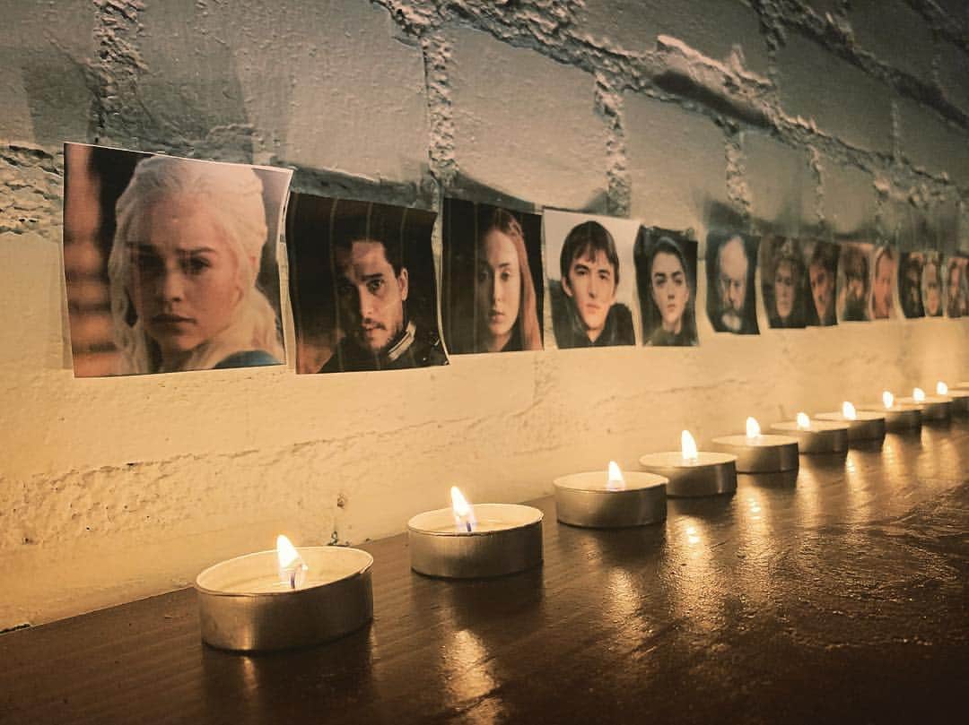 ジョエル・ムーアのインスタグラム：「Last night we lit candles for all remaining GOT characters, to blow them out if they fall... we will carry this tradition until the Gods are satisfied.」