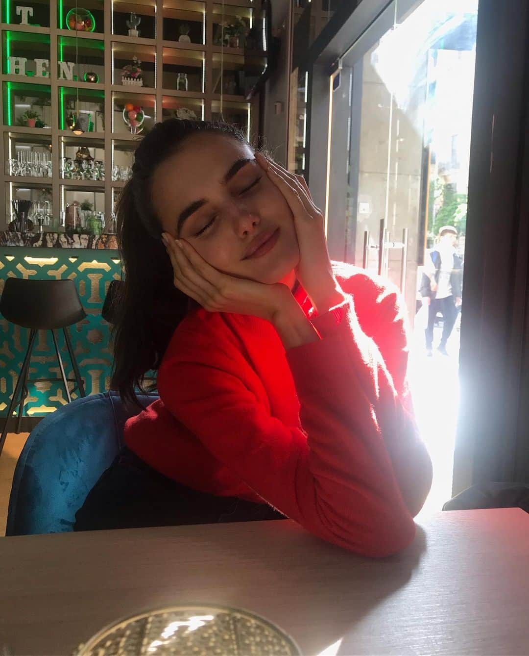 ブランカ・パディラさんのインスタグラム写真 - (ブランカ・パディラInstagram)「Food pls hurryyy」4月30日 0時50分 - blancapadilla