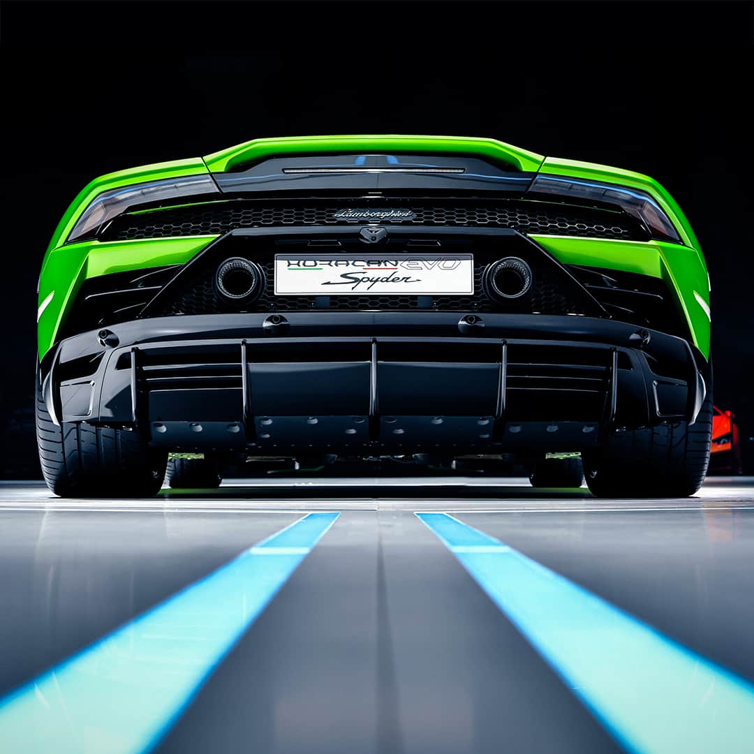 ランボルギーニのインスタグラム：「Get the best out of your driving experience. Lamborghini Huracán EVO and Lamborghini Huracán EVO Spyder have made their Asian debut. #Lamborghini #HuracanEVO #HuracanEVOSpyder #EveryDayAmplified」
