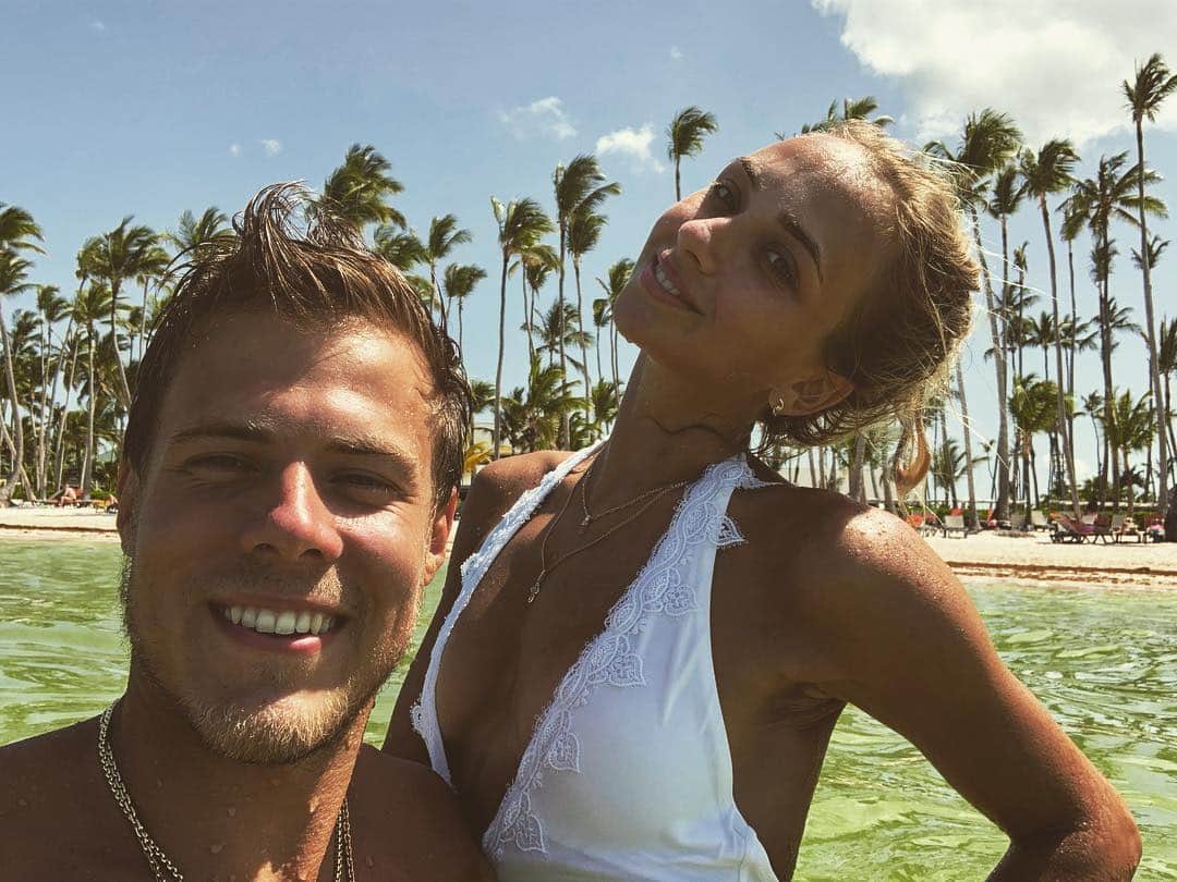 ニキータ・カツァラポフのインスタグラム：「Моя принцесса 👑 Поздравляю тебя с днём рождения! Оставайся всегда такой искренней, доброй, лучезарной и самой лучшей 🙏🏻🙌🏼 желаю тебе здоровья, успехов и побед🏆 пускай каждый день будет самым лучшим, а настроение всегда 🔝 P.S. Спасибо, что всегда рядом❤️ Я и не мог пожелать человека рядом лучше чем ты ,Буся😁🙏🏻💋」