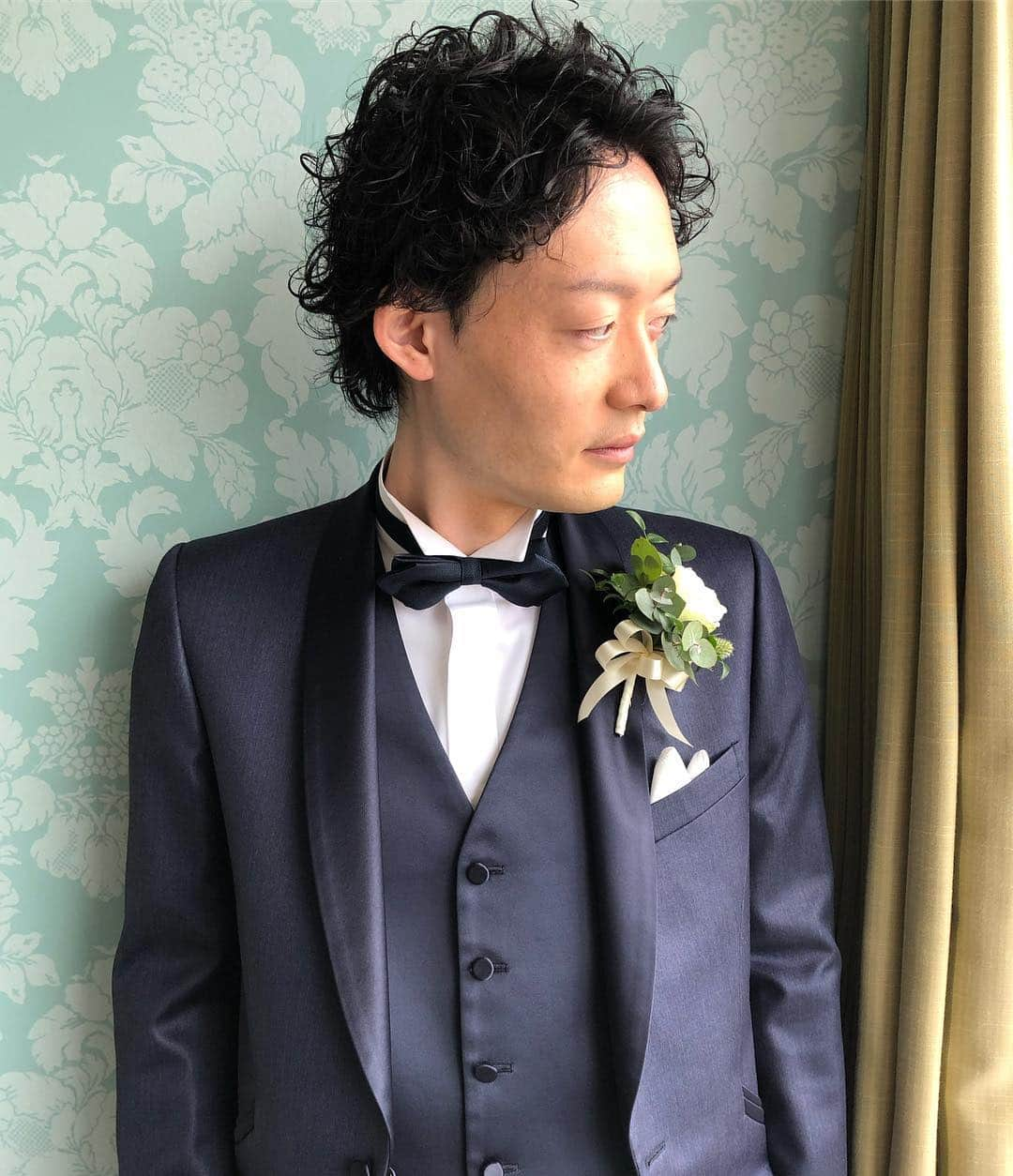 野口忍 hair make upさんのインスタグラム写真 - (野口忍 hair make upInstagram)「亮平さんまいさん☺️ . お洒落なまいさんのイメージを 最大限引き出せるように ヘアメイクさせていただきました☺️ ご予約も1カ月半前ぐらいだったのですが一緒に共有し ステキに仕上げさせて頂きました☺️ハイライトも最高でしたね☺️ . 変化をつけて イメージを変えて . メイク、ブーケ、ドレス そしてブライダルハイライトや ブライダルトリートメントなどで ヘアの下地からもこだわりましょう☺️ .  ほんとにおめでとうございました☺️ メイクも最高でした💄 うちのチームにお任せください😍 . メイク💄→yuno . ＊＊＊＊＊＊＊＊＊＊＊＊＊＊＊＊＊＊＊＊＊＊＊＊＊＊＊ . 前撮り、婚礼、ヘアメンナンス お気軽にご相談下さいませ。✨ 全国出張可能✈️ . [💍婚礼ご予約状況💍] . 上半期残りわずか . ------------------------------ . 🆕最新情報 . .  イベント . 💄ヘアメイク体験会💄 .  月  日 . ＊＊＊＊＊＊＊＊＊＊＊＊＊＊＊＊＊＊＊＊＊＊＊＊＊＊＊ . #お色直し#グラハイ花嫁#アレンジ#ヘアアレンジ#結婚式#ブライダル#ウェディング#ウェディングドレス#wedding#シニオン#2019年春婚#挙式#式場#披露宴#二次会ヘア#ブーケ#お色直し入場#パレス花嫁#前撮り#ホテルウェディング#セミナー#外注ヘアメイク#ティアラ#ドレス迷子#ヴェラウォンお譲り#式場迷子#ポニーテール#外注ヘアメイク」4月30日 0時59分 - shinobunbunmaru_atren_deu