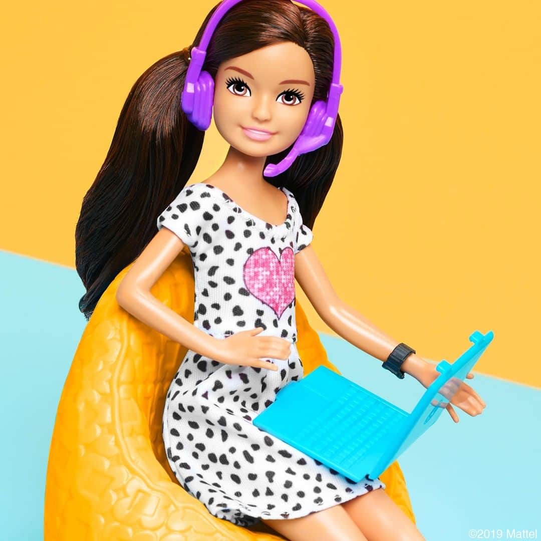 バービーさんのインスタグラム写真 - (バービーInstagram)「Busy week ahead? Game on! 🎮💜👾⁣ ⁣ Shop the #Barbie Team Stacie Gaming Playset at @Target via the link in bio.」4月30日 1時00分 - barbie