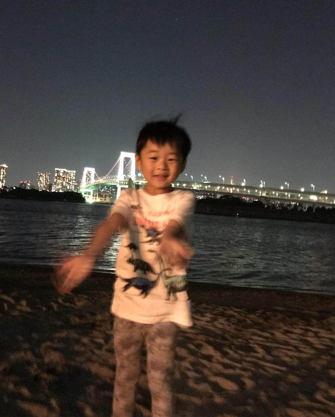 ロッシーさんのインスタグラム写真 - (ロッシーInstagram)「今日の夕方は！大阪西梅田の劇場にて！ 4月30日（火） ポスのみ！～ポン太とロッシーが乾杯トーク～  18:30開場　19:00開演　20:00終演予定 当日1,500円 会場:西梅田花月ポストよしもと #西梅田花月 #ポストよしもと #ポスのみ #土肥ポン太 #野性爆弾ロッシー  大好きな先輩ポン太さんと仲良しトーク！ 是非来て下さいね！  で、  #去年の今日 の #会話メモ #1日の会話の中で心に残った会話や発言や文字をメモして文字にし発表！ #挿絵 あり #ロシ文字 #ロシ写真 #野性爆弾 #ロッシー #より。  2018年  4月28日  僕「おいしい？」 娘「うますぎーうますぎるしー！」 家にて、  たこせん風のソースせんべいに、うますぎるしーと絶賛の娘。可愛いね！  #たこせん 風 #ソースせんべい #可愛いね！  2018年  4月29日  息子「見てー！！」 僕「どうしたの？」 息子「おっきい砂場！だよ！」 僕「ほんとだね！」 お台場にて、  砂浜を大きい砂場と言う息子。可愛いね！  #お台場 #砂浜 #砂場  #息子 当時 4歳5ヶ月 #娘 当時 2歳10ヶ月  実は、 「去年の今日」4月29日で、一年経ちました！ 一年間を振り返ると、子供達の成長と、 いっぱい思い出が、忘れてた気持ちが、思い出せたりでき、このメモは、宝物です。  #宝物」4月30日 1時01分 - yaseibakudan_rossy