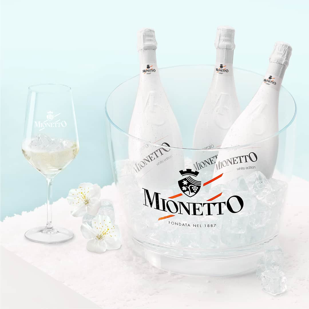 Mionetto Proseccoさんのインスタグラム写真 - (Mionetto ProseccoInstagram)「Enjoy all the freshness of the Cuvée Sergio White Edition: the best way to enjoy spring! #MionettoWhiteTime」4月30日 1時01分 - mionetto_prosecco