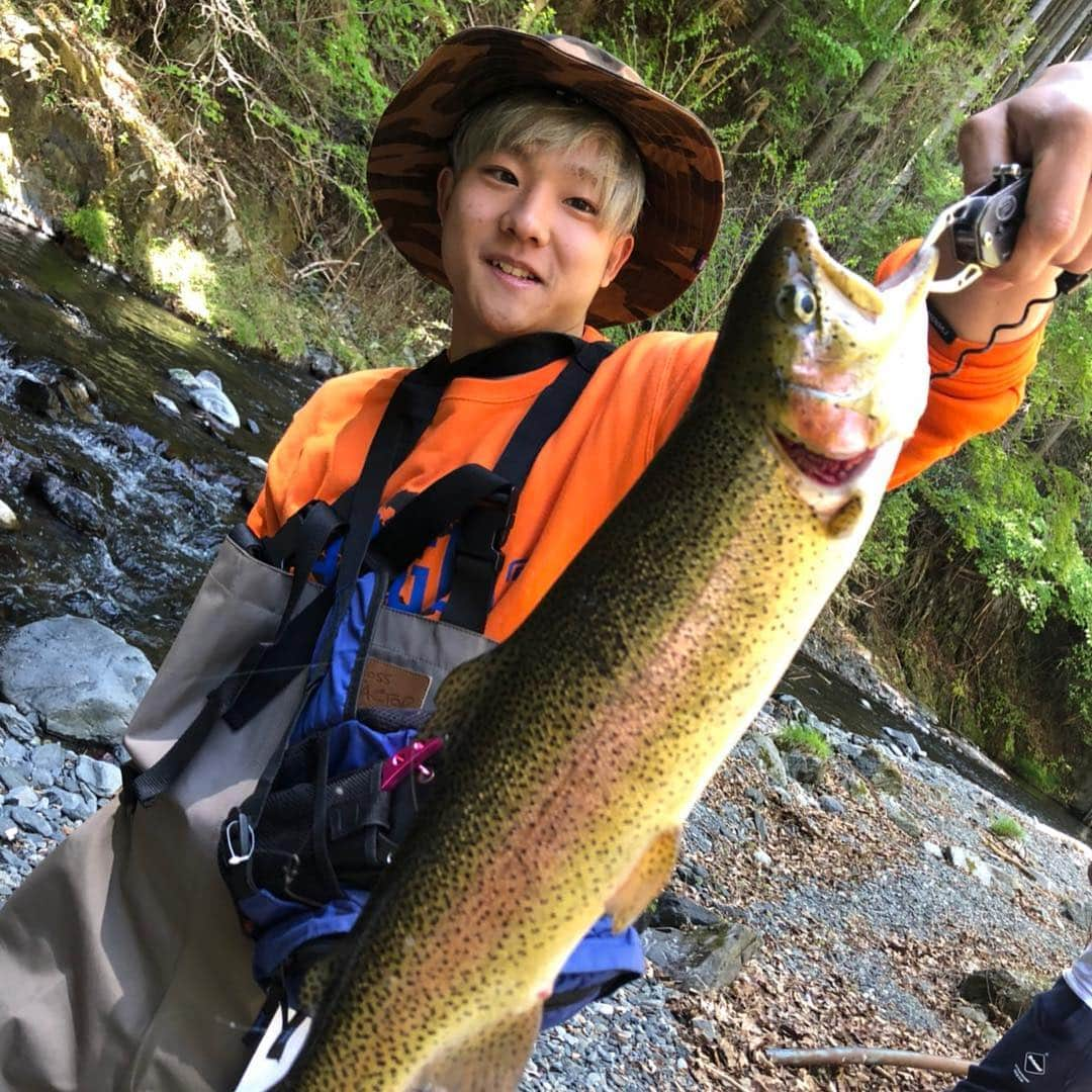 宮田和幸さんのインスタグラム写真 - (宮田和幸Instagram)「渓流釣り行ってきました。 息子ちゃんバカでかいニジマスヒット！クーラーボックス忘れたのでリリースしてあげました。 普通サイズのはその場で塩焼き 即席で火を起こして調理。 楽しかった ＃渓流釣り #奥多摩 ＃大自然 #釣り ＃ニジマス」4月30日 1時08分 - miyata.hercules