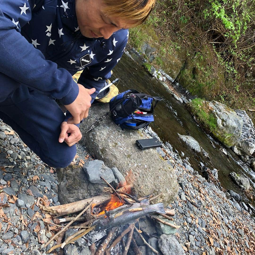 宮田和幸さんのインスタグラム写真 - (宮田和幸Instagram)「渓流釣り行ってきました。 息子ちゃんバカでかいニジマスヒット！クーラーボックス忘れたのでリリースしてあげました。 普通サイズのはその場で塩焼き 即席で火を起こして調理。 楽しかった ＃渓流釣り #奥多摩 ＃大自然 #釣り ＃ニジマス」4月30日 1時08分 - miyata.hercules