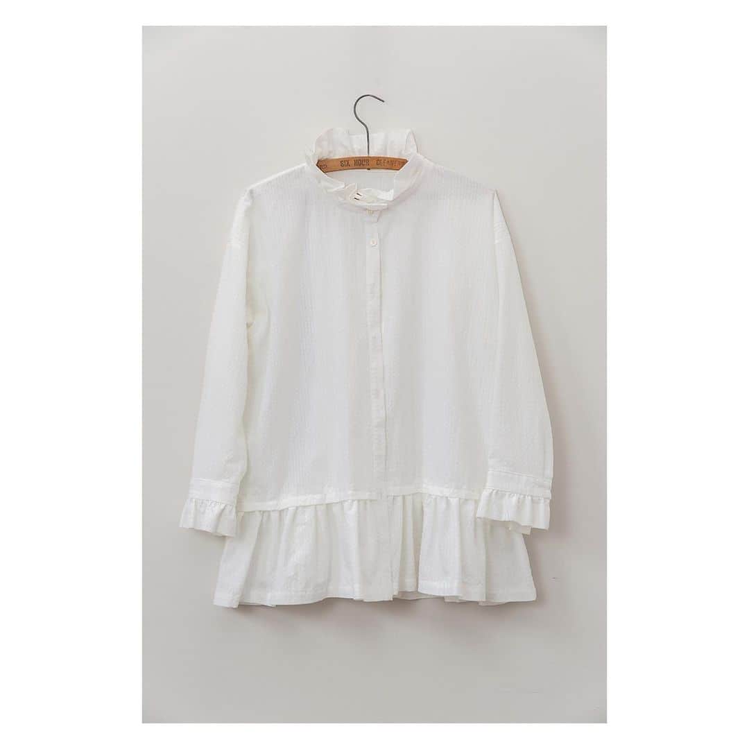 キャベジズ&ローゼズさんのインスタグラム写真 - (キャベジズ&ローゼズInstagram)「A most wonderful combination of style and grace 💖 The newly arrived Frederika Shirt in crisp white seersucker looks especially marvellous with the Selina Skirt in Candy Stripe Black. To top it all off, we recommend styling this delicious outfit with the brushed coral beret by @gilfoxhats 👉Swipe to see more details👈#shopnewarrivals #ruffledshirt #seersucker #whiteshirt #candystripes #blackandwhiteskirt #berets #handmadehats #cabbagesandroses #cabbagesandrosesfashion @christina_strutt @cabbagesandroses_shop 👆Link In Bio👆」4月30日 1時28分 - cabbages_and_roses