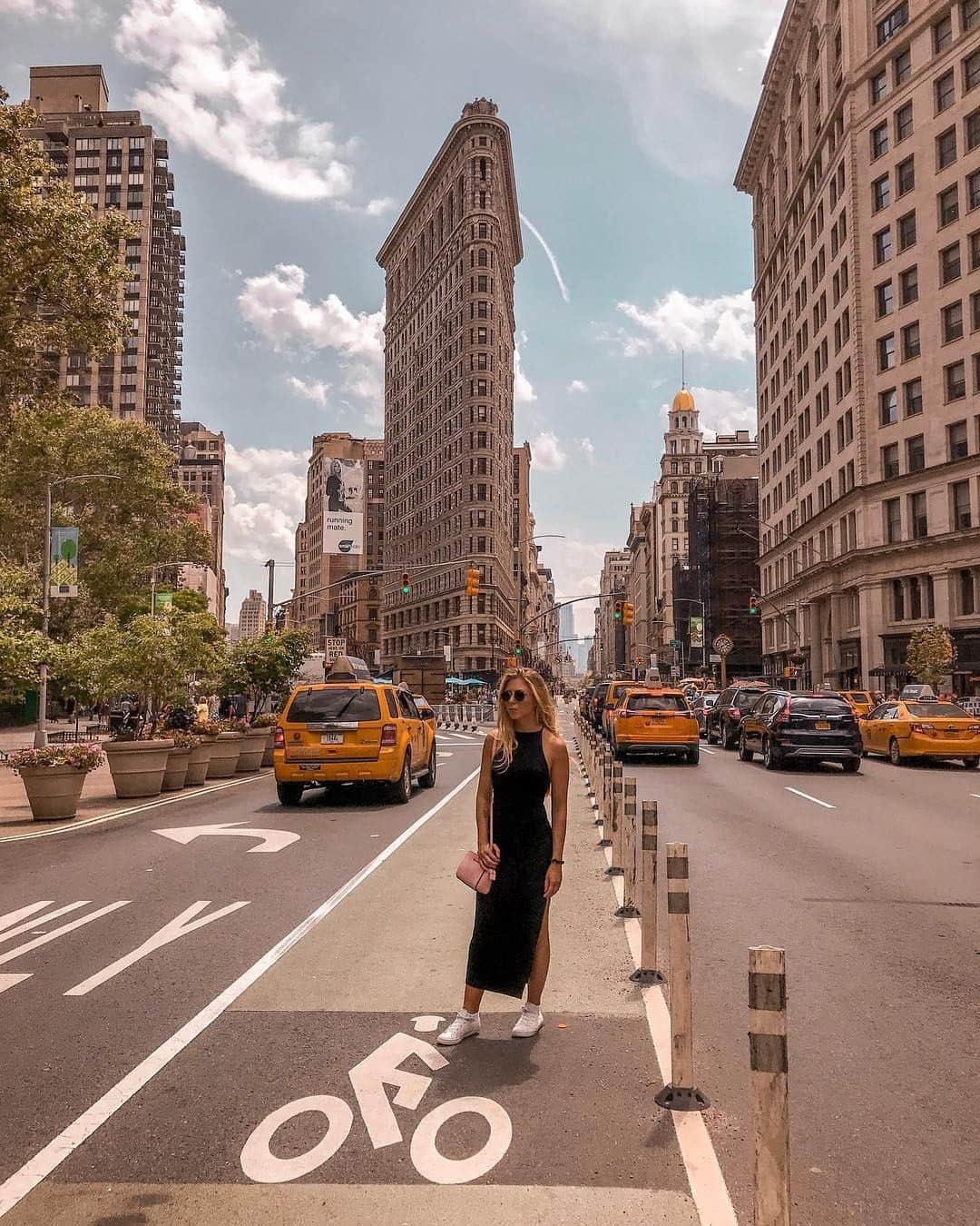Visit The USAさんのインスタグラム写真 - (Visit The USAInstagram)「Temperatures are rising in NYC and we're dreaming of a summer trip! Can you name this iconic building? 📸 @__saracristin #VisitTheUSA」4月30日 1時21分 - visittheusa