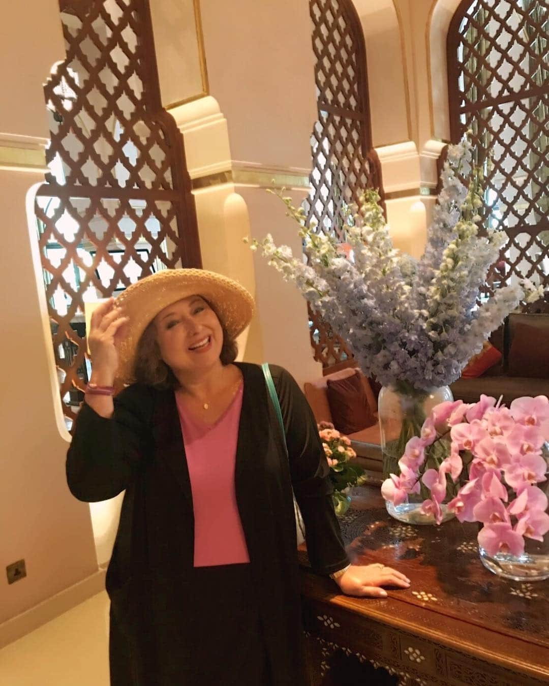 キャシー中島さんのインスタグラム写真 - (キャシー中島Instagram)「*﻿ ホテルに着きました。﻿ ドバイモールのすぐそばのパレスホテルです。﻿ 高層ビルのホテルが多い中、歴史的建物をそのままに6階建の落ち着いたホテルです。﻿ ﻿ エントランスから﻿ ホテルの中に入った途端バラの花のいい香り！﻿ ロビーの真ん中にある大きな水盆に﻿ バラの花びらがいっぱい！🌹﻿ ここから香りが立つようにフレグランスを入れているようです。﻿ うーーーん  ス  テ  キ❣️﻿ とっても美しいホテルです。﻿ *﻿ ホテルのお部屋はとっても広々！﻿ 開放的です。﻿ 夜には噴水のショーが見られます！﻿ *﻿ #キャシー中島#kathynakajima﻿﻿ #勝野パパ#勝野洋﻿﻿ #夫婦#couple#夫婦旅 ﻿﻿ #ドバイ#dubai﻿ #ホテル#hotel﻿」4月30日 1時21分 - official_kathynakajima
