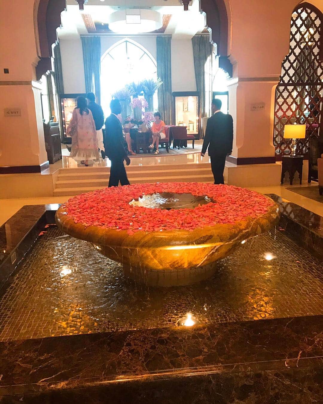 キャシー中島さんのインスタグラム写真 - (キャシー中島Instagram)「*﻿ ホテルに着きました。﻿ ドバイモールのすぐそばのパレスホテルです。﻿ 高層ビルのホテルが多い中、歴史的建物をそのままに6階建の落ち着いたホテルです。﻿ ﻿ エントランスから﻿ ホテルの中に入った途端バラの花のいい香り！﻿ ロビーの真ん中にある大きな水盆に﻿ バラの花びらがいっぱい！🌹﻿ ここから香りが立つようにフレグランスを入れているようです。﻿ うーーーん  ス  テ  キ❣️﻿ とっても美しいホテルです。﻿ *﻿ ホテルのお部屋はとっても広々！﻿ 開放的です。﻿ 夜には噴水のショーが見られます！﻿ *﻿ #キャシー中島#kathynakajima﻿﻿ #勝野パパ#勝野洋﻿﻿ #夫婦#couple#夫婦旅 ﻿﻿ #ドバイ#dubai﻿ #ホテル#hotel﻿」4月30日 1時21分 - official_kathynakajima