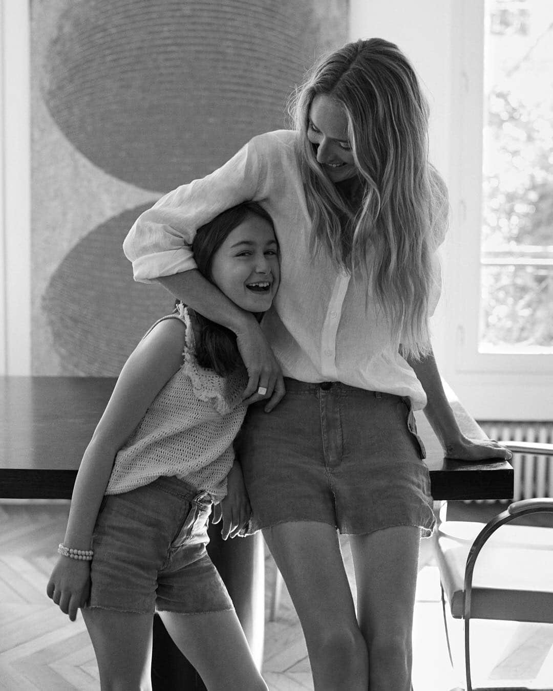 MANGOさんのインスタグラム写真 - (MANGOInstagram)「Mini Me | There is no more special relationship than a mother-and-daughter’s. Strengthen this connection wearing matching pieces and enjoy this bonding time. In great style.  #MangoSS19 #Mango @mangokids @georginagrenville」4月30日 1時38分 - mango