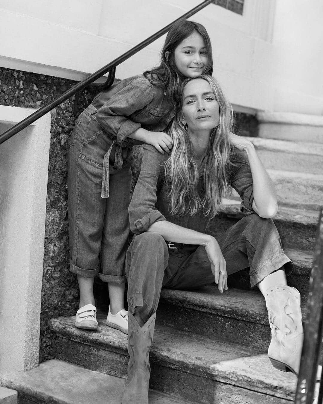 MANGOさんのインスタグラム写真 - (MANGOInstagram)「Mini Me | There is no more special relationship than a mother-and-daughter’s. Strengthen this connection wearing matching pieces and enjoy this bonding time. In great style.  #MangoSS19 #Mango @mangokids @georginagrenville」4月30日 1時38分 - mango