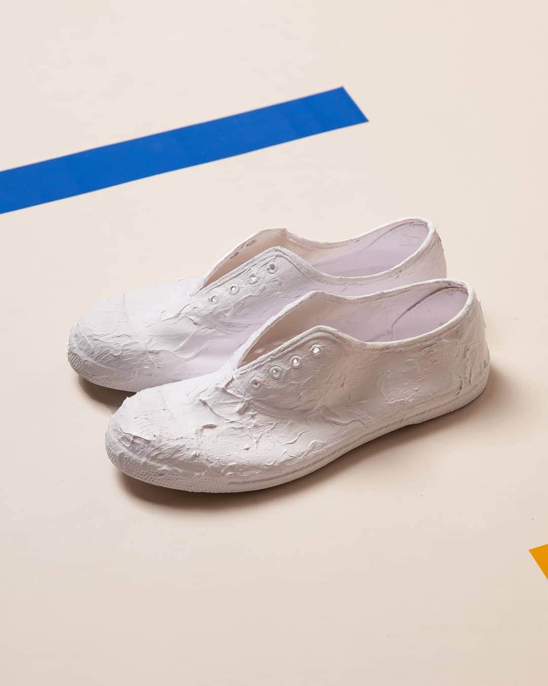 ベンシモンのインスタグラム：「- White - Bensimon by @benjaminspark_ "Comme Bensimon la couleur est au centre de mes oeuvres. Pour cette réinterprétation, j'ai voulu prendre le contre-pied et travailler la tennis en « sculpteur ». Je l'ai choisie blanche comme l'originelle mais matérialisée avec un enduit qui lui donne du relief." Like Bensimon, color is at the center of my works. 🇬🇧 "For this reinterpretation, I wanted to take the opposite direction and customize the tennis shoes as a "sculptor". I chose white as the original but materialized with a coating that gives it relief." #bensimon40 #bensimonanniversary」