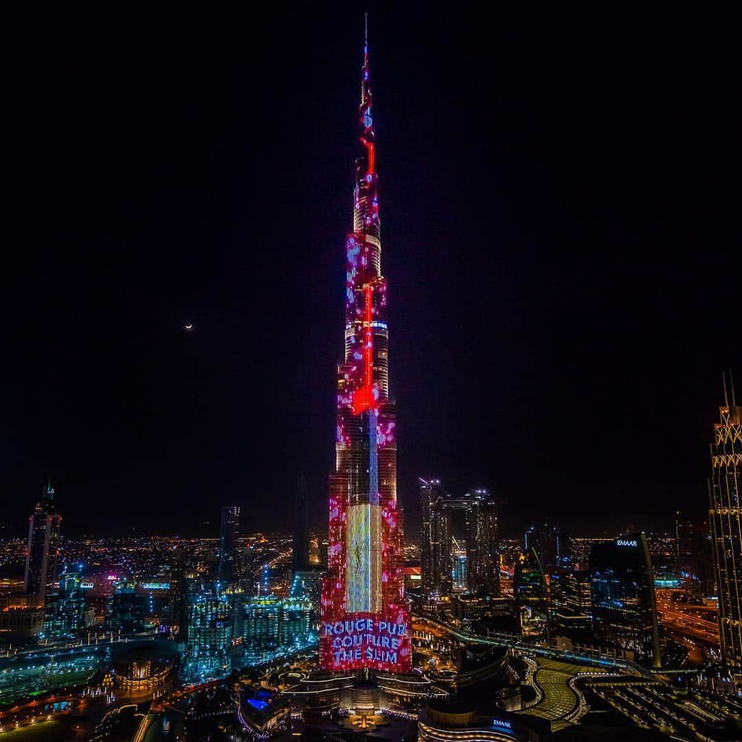 Yves Saint Laurent Beautyさんのインスタグラム写真 - (Yves Saint Laurent BeautyInstagram)「Walk the tallest line. YSL Beauty took over the iconic Burj Khalifa and lit up the sky with the incredible ROUGE PUR COUTURE THE SLIM #yslbeauty #yslbeautyarabia #walktheline #burjkhlifa」4月30日 1時46分 - yslbeauty