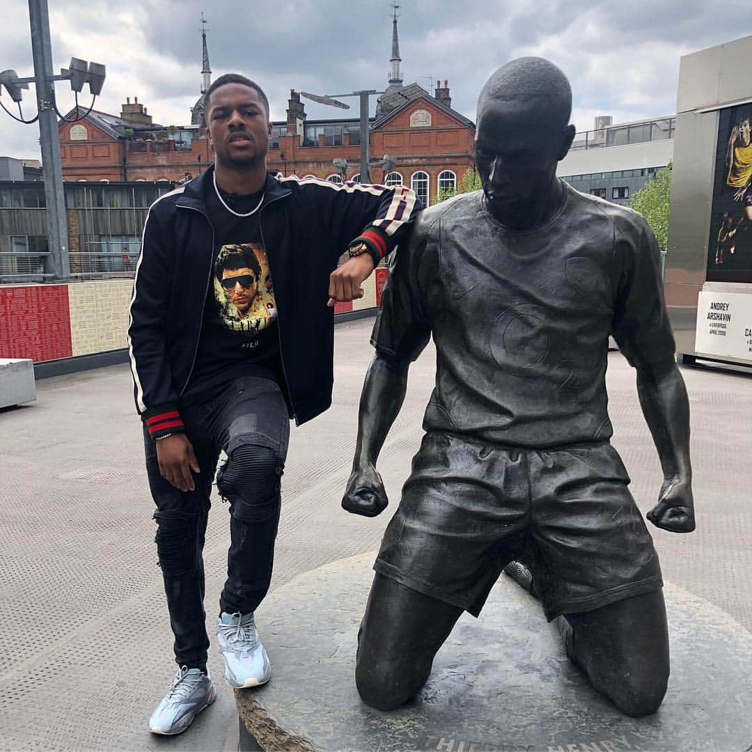 チュバ・アクポムのインスタグラム：「Chilling with the legend himself 😅 Just finished filming an exciting project with @itvlondon about my journey so far from Arsenal to PAOK , stay tuned ... 🤪🙏🏾 #PAOK #Arsenal」
