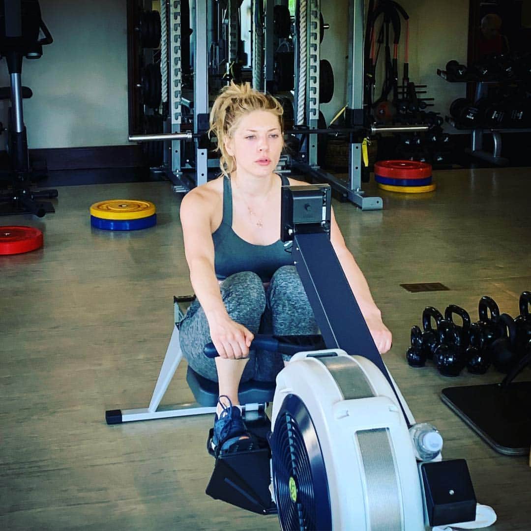 キャサリン・ウィニックのインスタグラム：「Monday. Back to the grind.」
