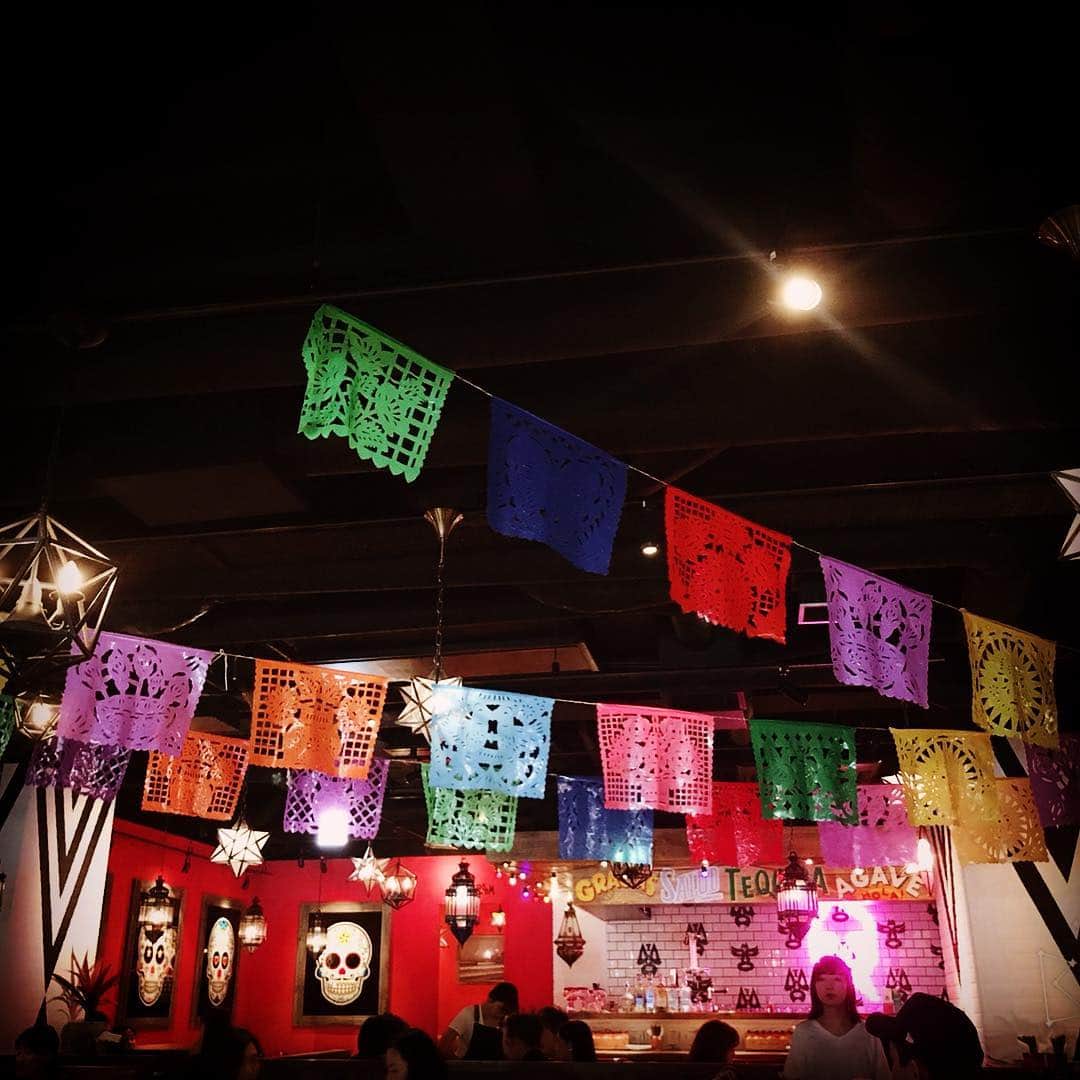 JILLさんのインスタグラム写真 - (JILLInstagram)「平成最後の女子会となりました❣️ ここ1週間は秋のライブの準備で徹夜続き。今日はリフレッシュしたわぁ。渋谷のMexicoレストランに行った‼️ 大好きなスカル盛りだくさん。 わぁーい❣️ 二次会はなぜか行き当たりばったりで入った伊豆伊東のバル。乾杯🍻  #personz  #jillpersonz #2019029 #令和 #wanderfulmemoriestour #アーカイブDVD  #ツアースタンプリリースjillpersonzで検索  #Jfnpark #ワンダフルメモリーズツアー #ラジオ高崎 #エアープレイス #ジルプレ #来月0501ジルプレは令和初のエアプレイスなり #次は0511令和最初のライブ @jillpersonz」4月30日 1時49分 - jillpersonz