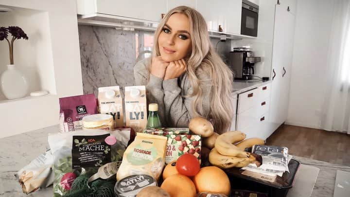 Anna Nyströmのインスタグラム：「New YouTube video is up! 🎥 Full day of eating/ grocery haul 🥑 And also a quick workout! 💪🏻Click on the link in my bio to watch full video! I hope you like it! 💗🤗」