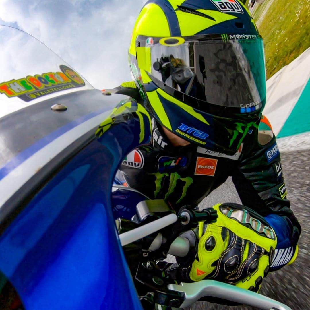 バレンティーノ・ロッシのインスタグラム：「Front view rear view and video by @gopro #GoProHero7」