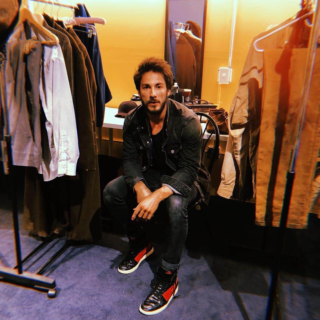マイケル・トレヴィーノのインスタグラム：「It’s opening night and I am in the dressing room that I share with Lola Kelly and Brian Wallace thinking about what an extraordinary journey it has been for all of us to get to this place. It’s been over a month of intense preparation and a rehearsal process that has completely taken over my life in the most amazing way. This play has challenged me beyond anything I ever imagined as a performer and I am grateful for the experience. Theatre is something I’ve always wanted to try, I just didn’t expect my first introduction to be at the level of Dostoyevsky’s ‘Crime and Punishment’. Sometimes you just have to take a leap of faith and try something new.  So here we go...」