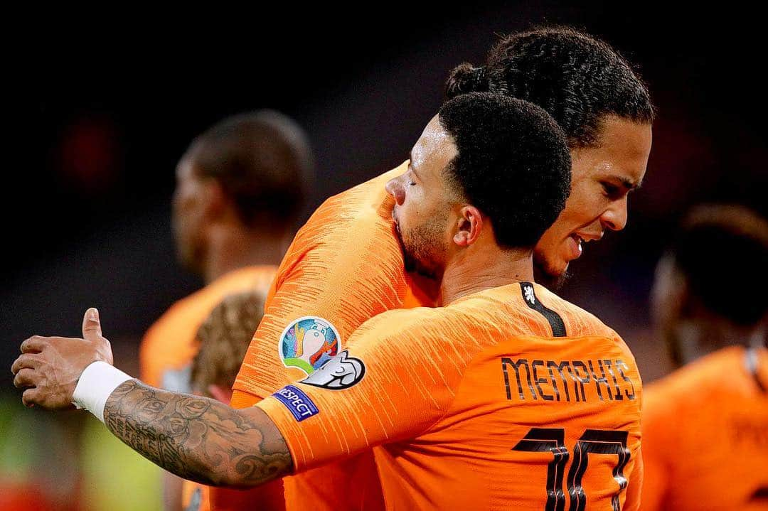 メンフィス・デパイさんのインスタグラム写真 - (メンフィス・デパイInstagram)「Congratulations our captain and half of the world’s best centre back partnership @VirgilvanDijk! A very much deserved accolade! 🦁」4月30日 2時04分 - memphisdepay