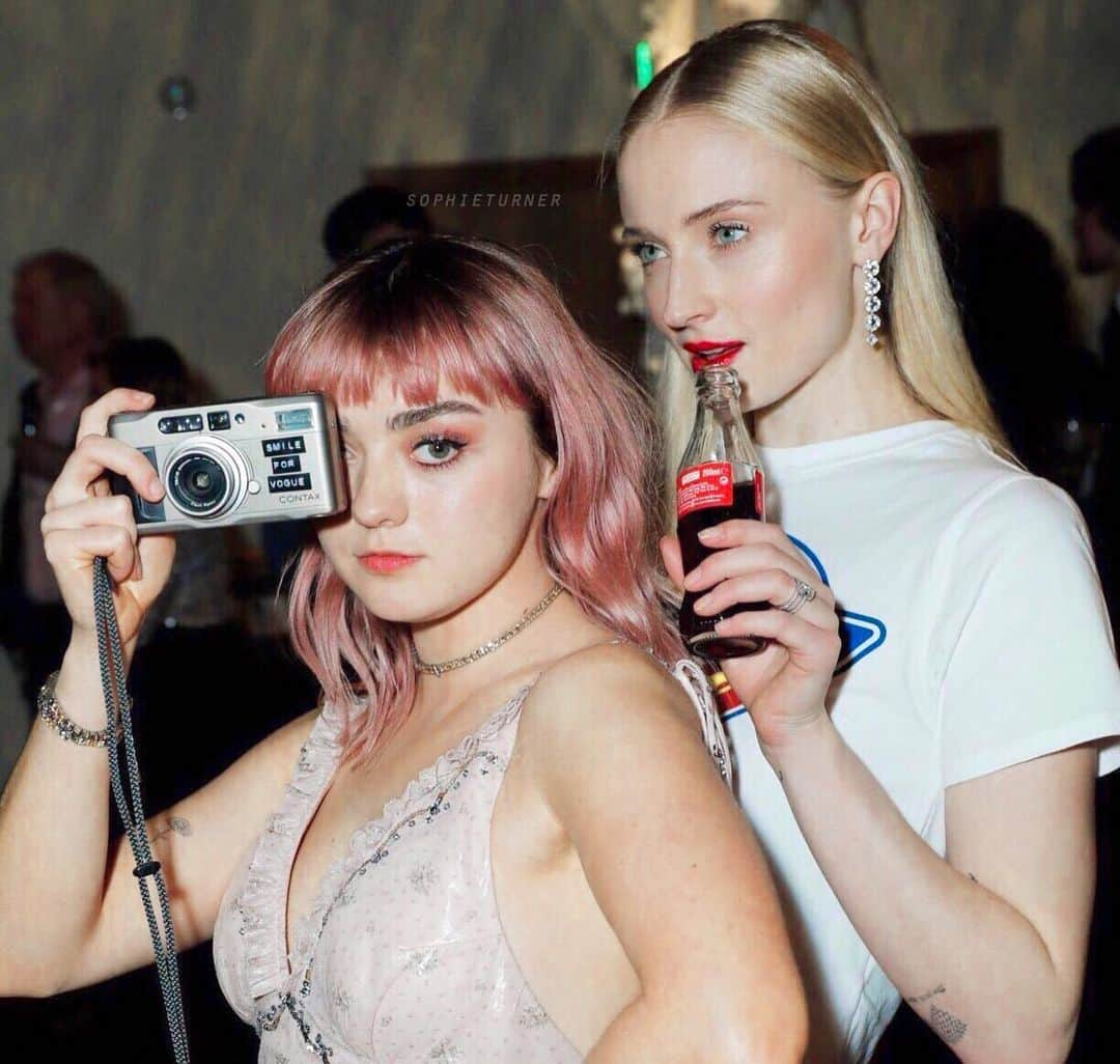 ソフィー・ターナーさんのインスタグラム写真 - (ソフィー・ターナーInstagram)「❗️ SPOILERS IN COMMENTS. - our fucking queens 😍❤️」4月30日 1時59分 - sophieturner