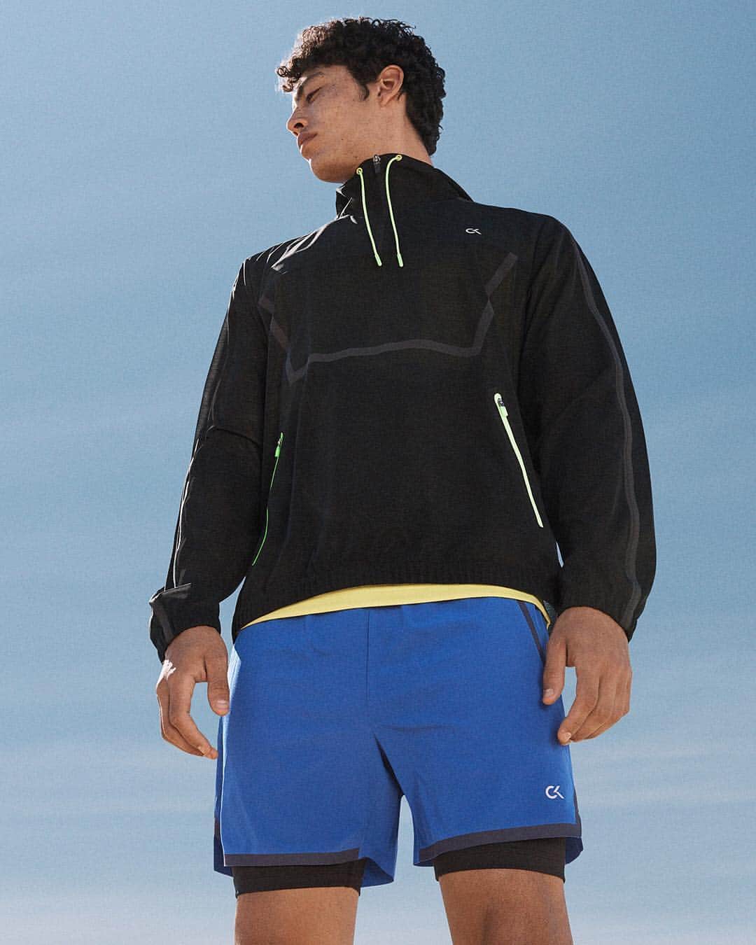 のインスタグラム：「#Gear-up in #CALVINKLEINPERFORMANCE 💢 featuring our latest in activewear essentials for #Spring2019 — including the hooded windbreaker jacket, and Prism reflective shorts. ⠀⠀⠀⠀⠀⠀⠀⠀⠀⠀⠀⠀ ⠀⠀⠀⠀⠀⠀⠀⠀⠀⠀⠀⠀ Tap to shop ⬆️ [Asia].」