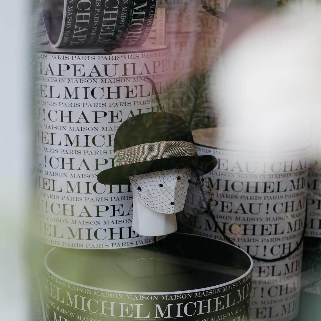 シャネルさんのインスタグラム写真 - (シャネルInstagram)「#CHANELinHyeres — @MaisonMichel, a milliner since 1936 and a part of CHANEL’s Métiers d’art, exhibited a selection of hats at the @VillaNoailles during the 34th edition of the Hyères Festival. #MaisonMichel #HYERES34」4月30日 2時11分 - chanelofficial