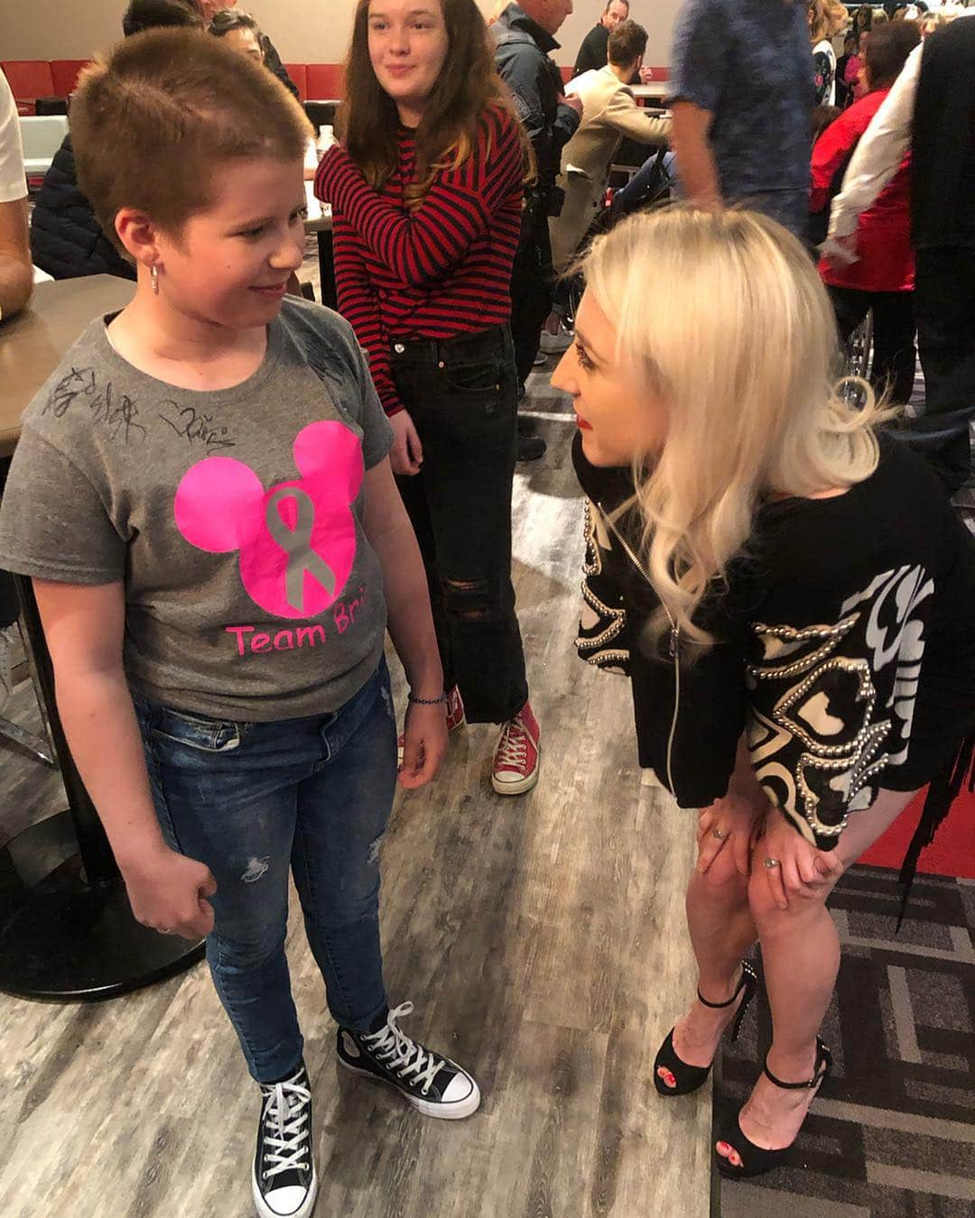 パイパー・ギレスさんのインスタグラム写真 - (パイパー・ギレスInstagram)「The cast met this incredibly strong young women in Ottawa after the show and I immediately noticed her Brain Cancer shirt. I wasn’t sure how to respond when I saw it but then this wave of emotions made me get up a hug her. Life is so easy for some people and then we have these incredible kids battling cancer with a smile. Bria, I wish I had more time to talk with you but just know, you touched my heart last night!!!!!. Keep smiling ❤️❤️ #teambria」4月30日 2時05分 - pipergilles