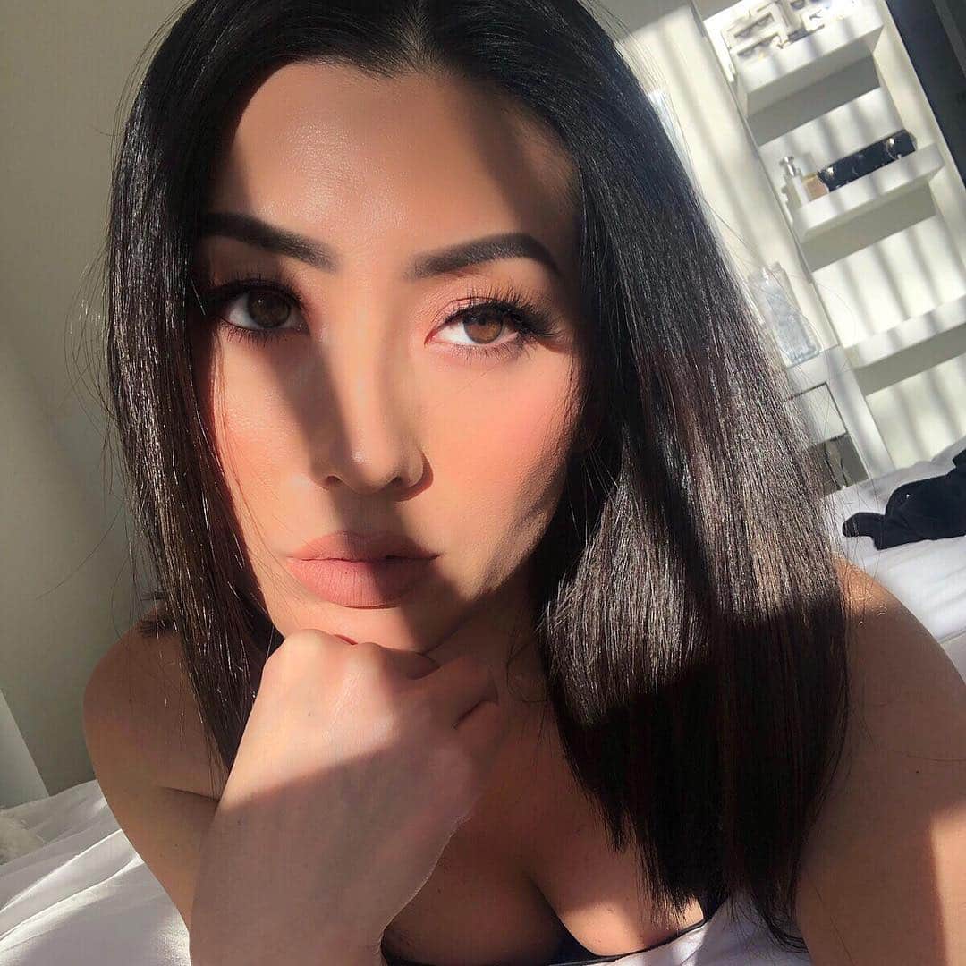 MayaTのインスタグラム：「Good morning🎈  #selfie #beauty #makeup #cosmetics #eyelashes #anastasiabeverlyhills #toofaced #pomlashes #benefit #sephora #美容 #メイクアップ #コスメ #化粧品 #海外コスメ #つけまつげ #アイラッシュ #3dアイラッシュ」