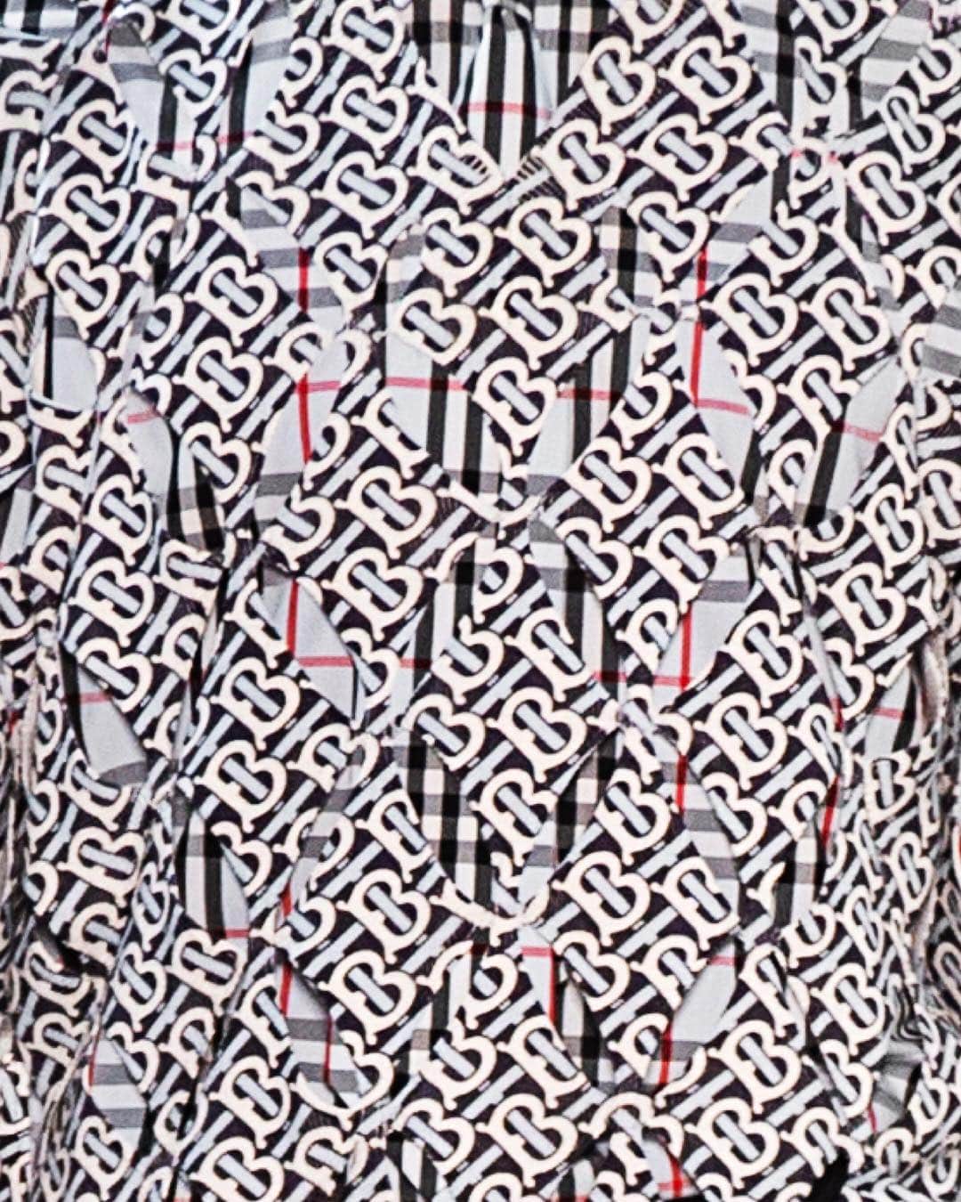 Burberryさんのインスタグラム写真 - (BurberryInstagram)「A new house code . #RiccardoTisci collaborated with iconic British graphic designer #PeterSaville to create the #ThomasBurberryMonogram . Celebrating our heritage through a distinctly modern lens and establishing a new aesthetic that will endure . #TBRT」4月30日 2時21分 - burberry