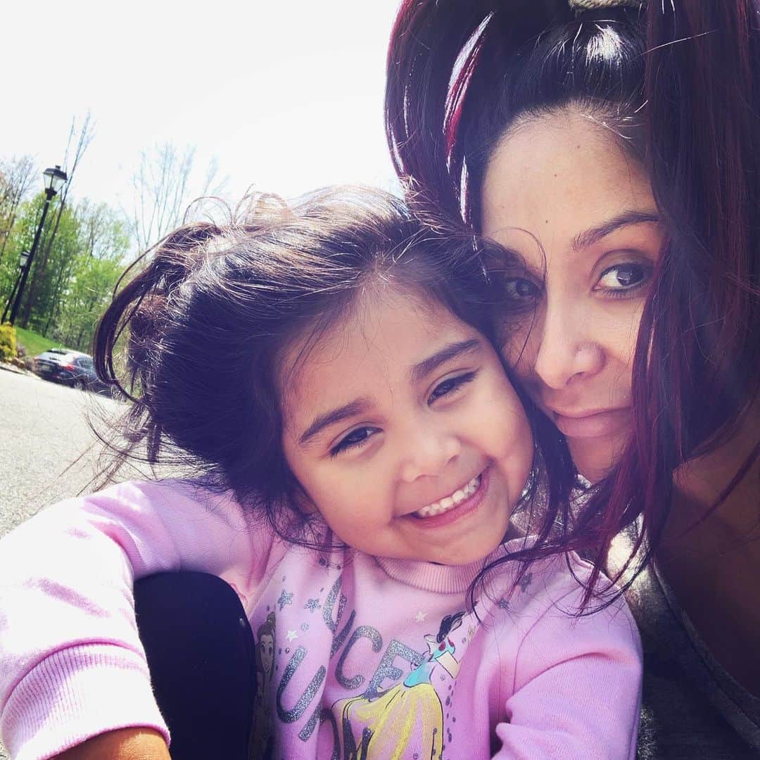 ニコール・ ポリッツィのインスタグラム：「She’s counting down the days until she’s a big sissy! 🙏🏽👧🏽❤️ #family #mymini #happysoul」
