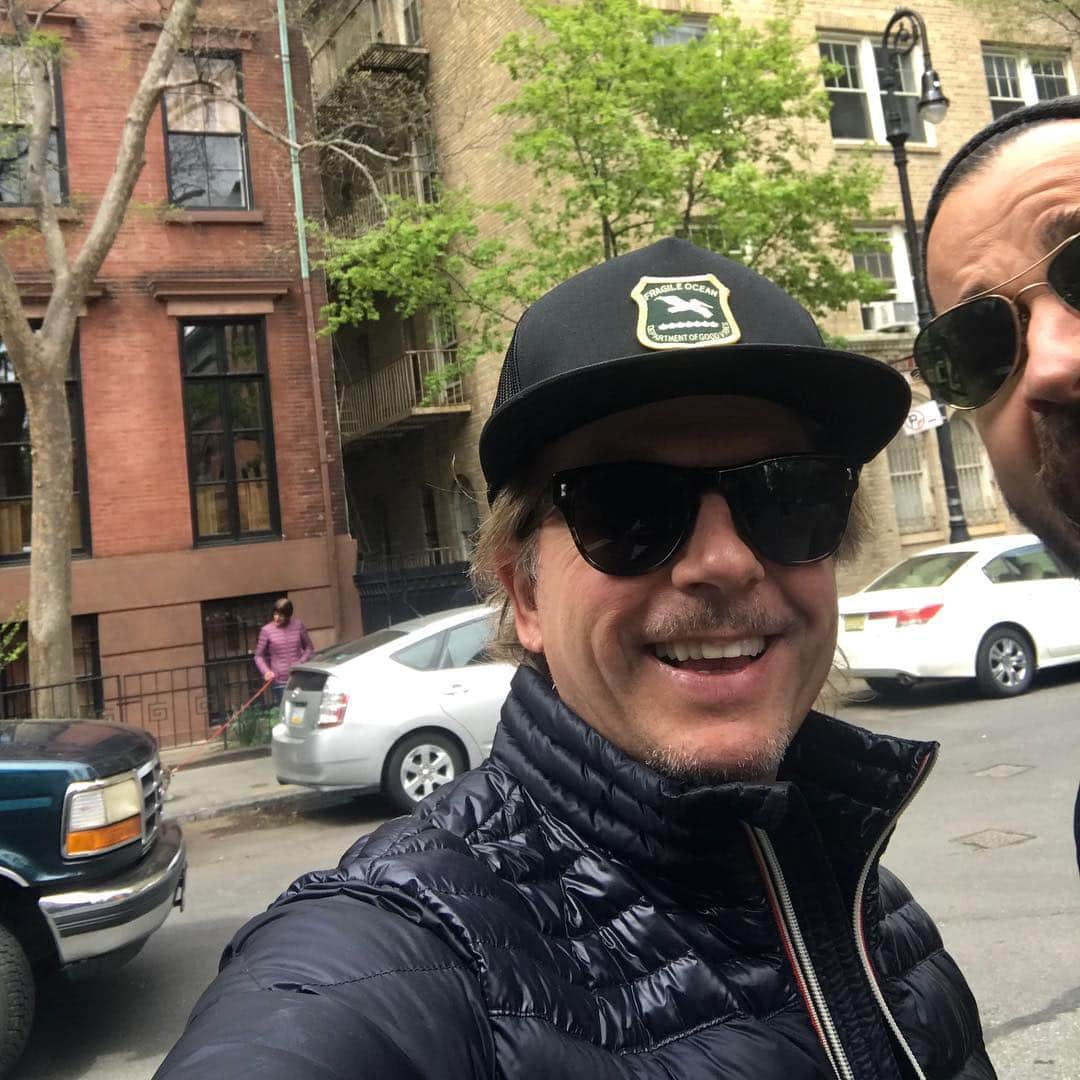 デヴィッド・スペードさんのインスタグラム写真 - (デヴィッド・スペードInstagram)「@justintheroux realizing I’m slowly squeezing him out of a 2 shot」4月30日 2時13分 - davidspade