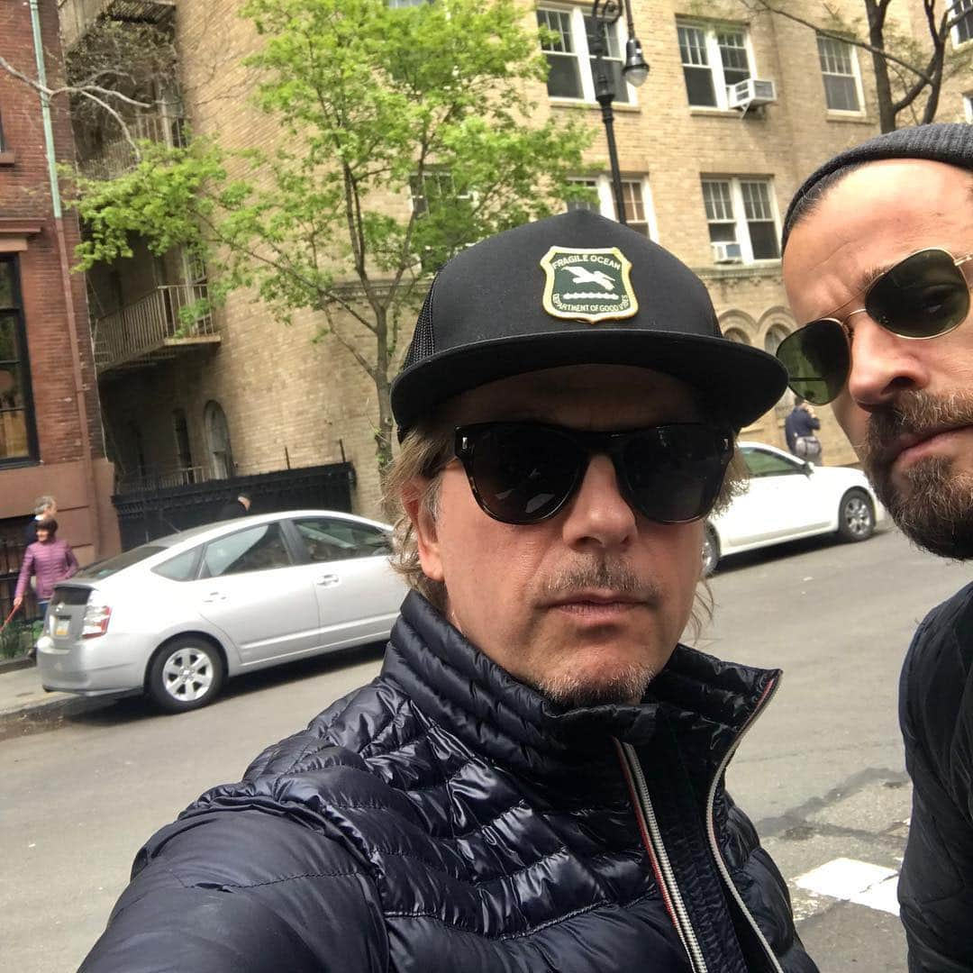 デヴィッド・スペードさんのインスタグラム写真 - (デヴィッド・スペードInstagram)「@justintheroux realizing I’m slowly squeezing him out of a 2 shot」4月30日 2時13分 - davidspade