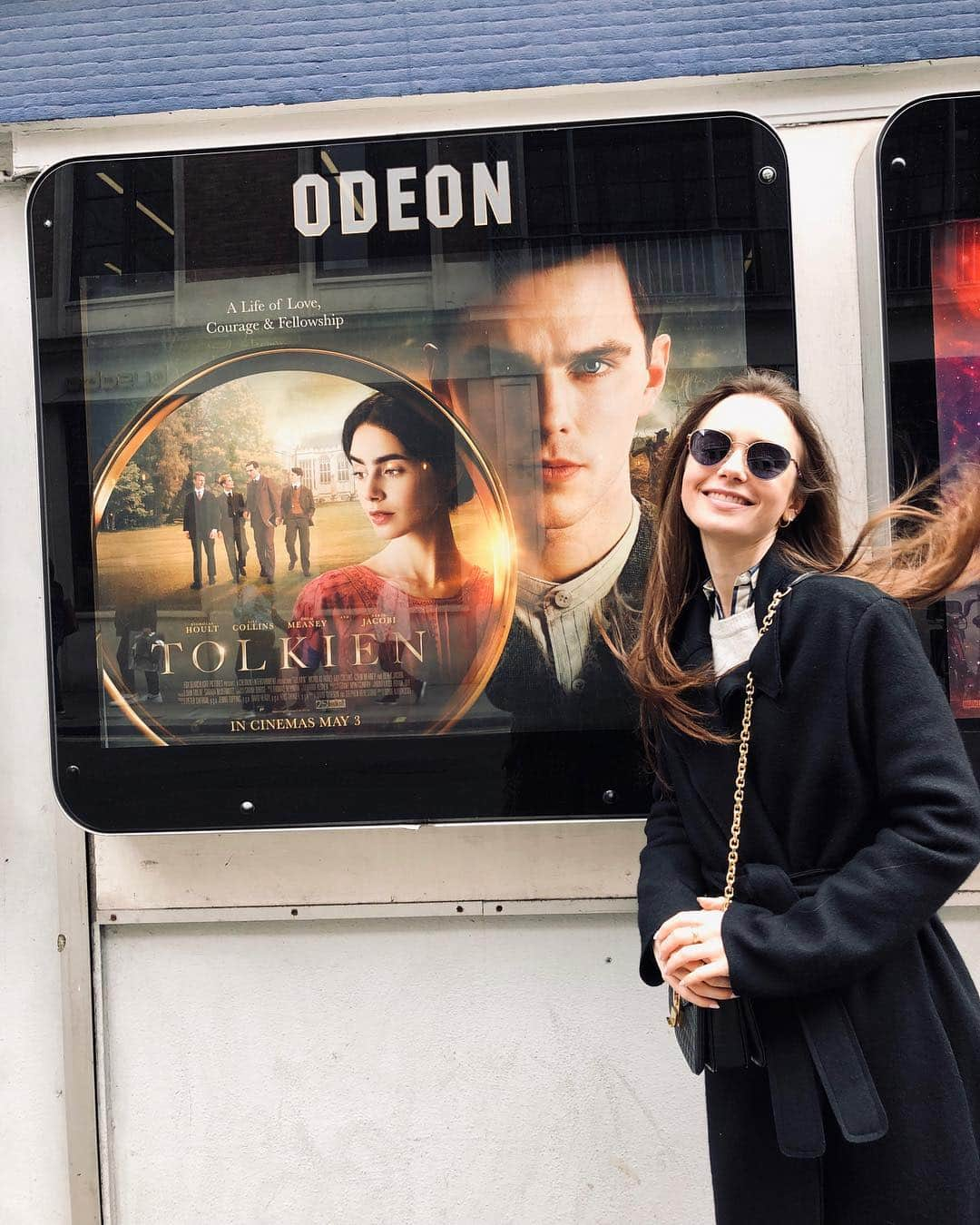 リリー・コリンズさんのインスタグラム写真 - (リリー・コリンズInstagram)「Spotted in the city. Now off to get ready for the @tolkienmovie premiere tonight!...」4月30日 2時25分 - lilyjcollins