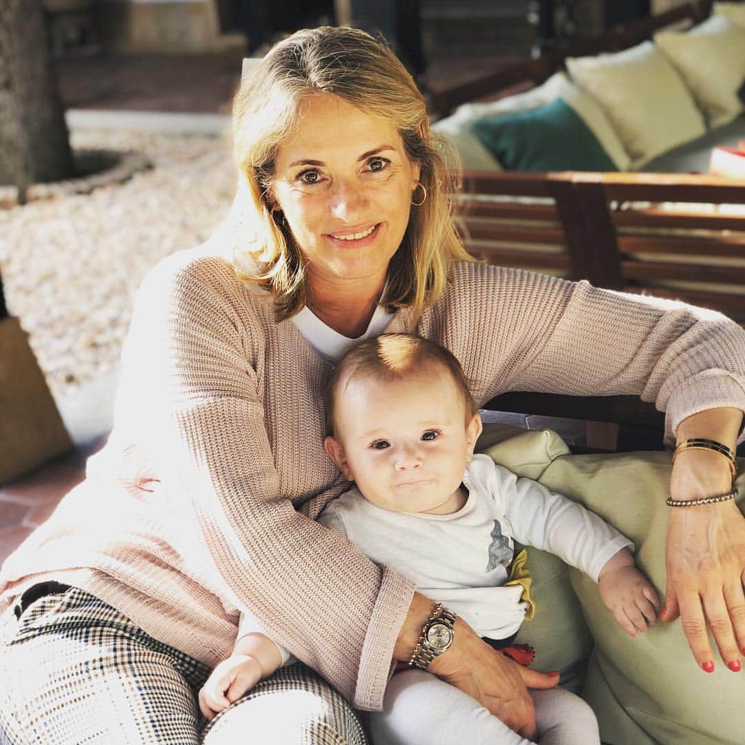 アレハンドロ・フェルナンデス・イグレシアスのインスタグラム：「Feliz cumpleaños a la mejor madre del mundo, la mejor abuela y la mejor en todo! Te queremos muchísimo mamá 🧡☺️」