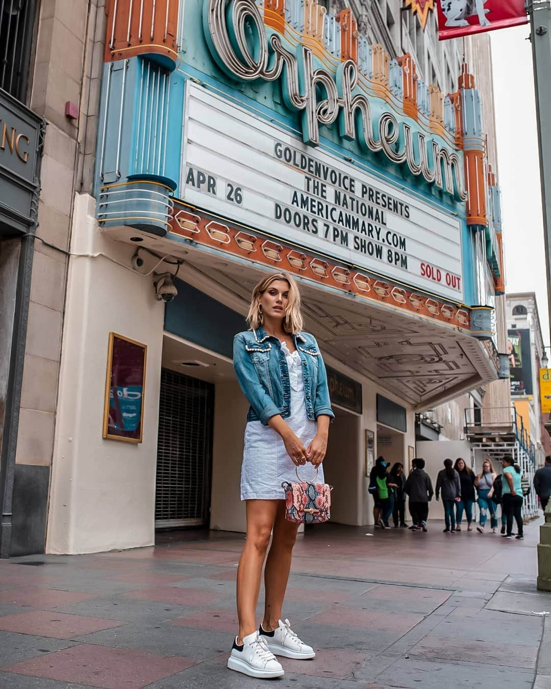 Ashley Jamesさんのインスタグラム写真 - (Ashley JamesInstagram)「Downtown LA. 🇺🇸 I spent yesterday morning by myself in downtown LA. I always stay at the Freehand when I pass through, because it's bear my friend Sammy and they have a cool rooftop pool. They have a hostel within the hotel where you can stay in dorms of 4 for about 30$, or they have really nice private rooms, which I stated in for the first time. ❣️ I haven't done a whole lot of exploring of the area, but yesterday I worked with a really cool local photographer @leirebaztarrica, which meant not only did I get some amazing shots, but I basically had my own local tour guide and got to see all these really cool spots. I found Leire on Air B&B Experiences, which I'd never heard of before, but it's pretty cool. You can find all these cool activities and creatives for loads of different cities. I'd recommend checking it out if you're travelling (or I might even see what's offered in London when I'm back and try be a tourist in my own city). Anyway, if you ever need a photographer in LA for anything, I'd fully recommend Leire. (I paid her by the way, she didn't require me or expect me to say this). 🇺🇸❣️ #LosAngeles #downtownla #dtla #girlswhotravel」4月30日 2時33分 - ashleylouisejames