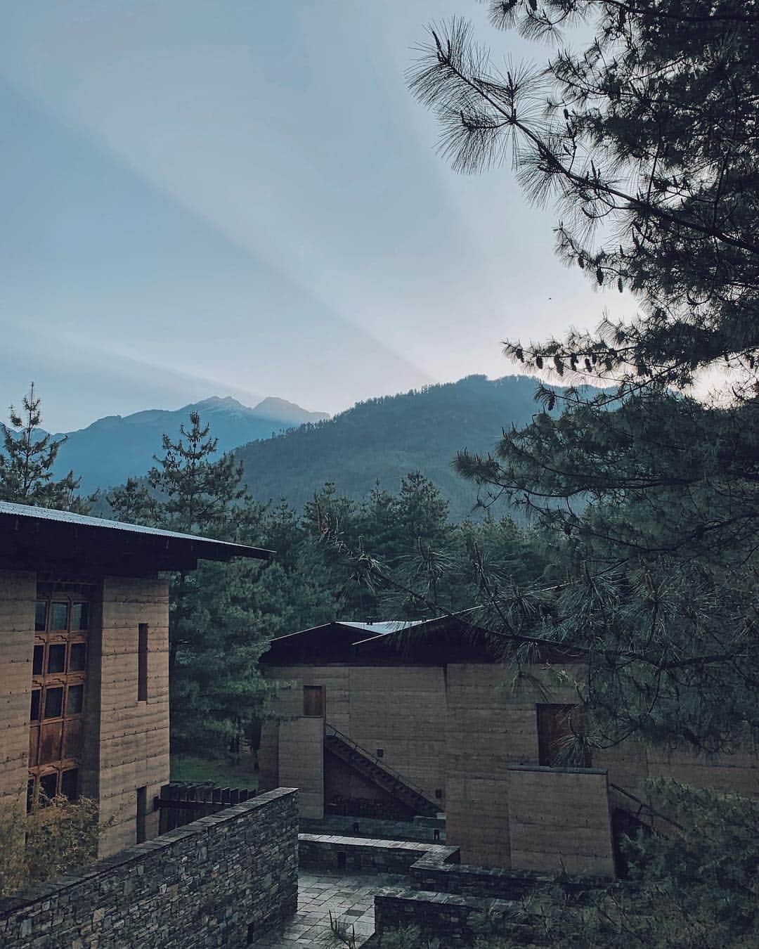 のインスタグラム：「山からやたらエネルギー流れてくるなぁって思ったら、山から嘘みたいな光が溢れてきた。  #bhutan #amankora」